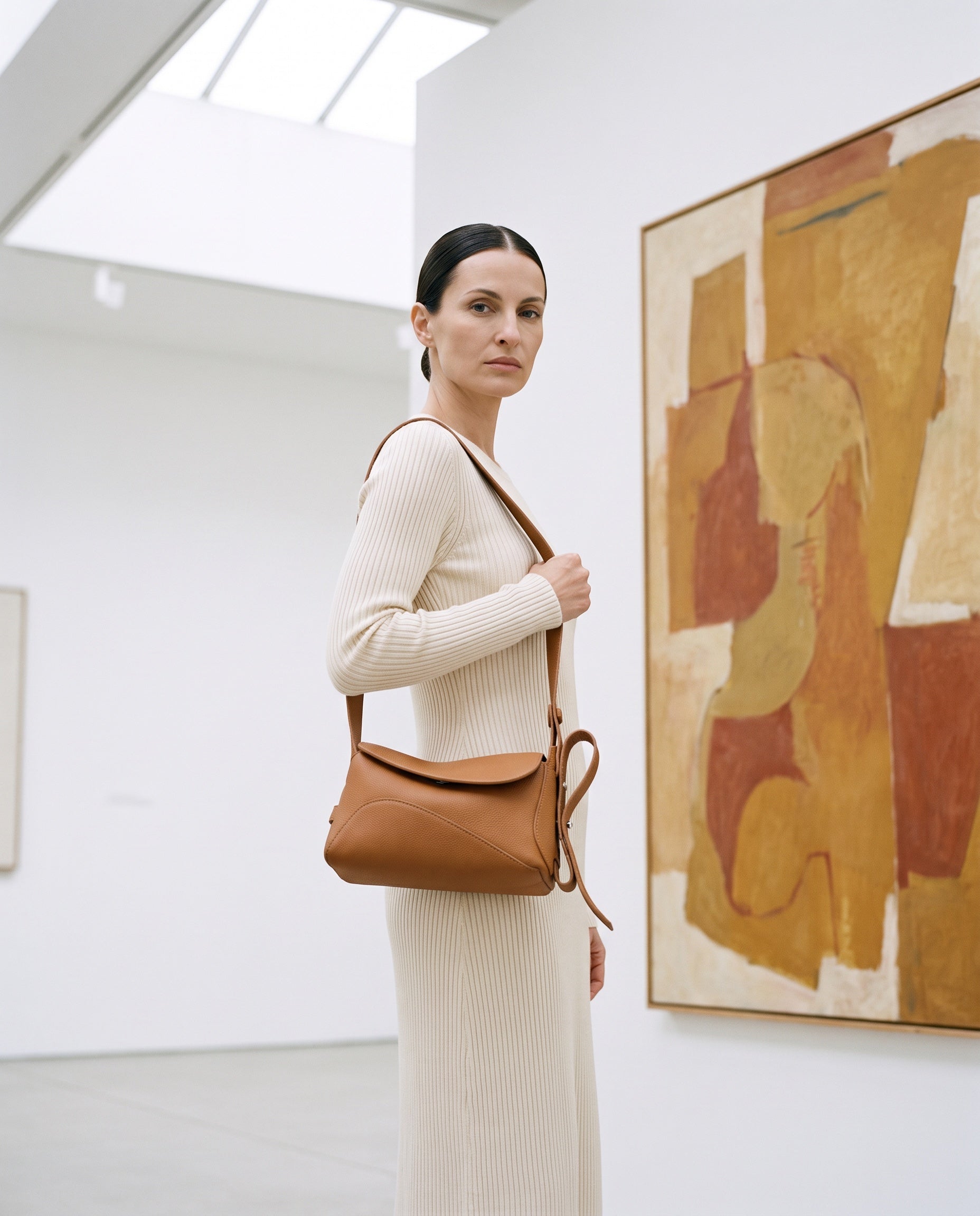 Sac NINA porté par le mannequin dans une galerie d'art