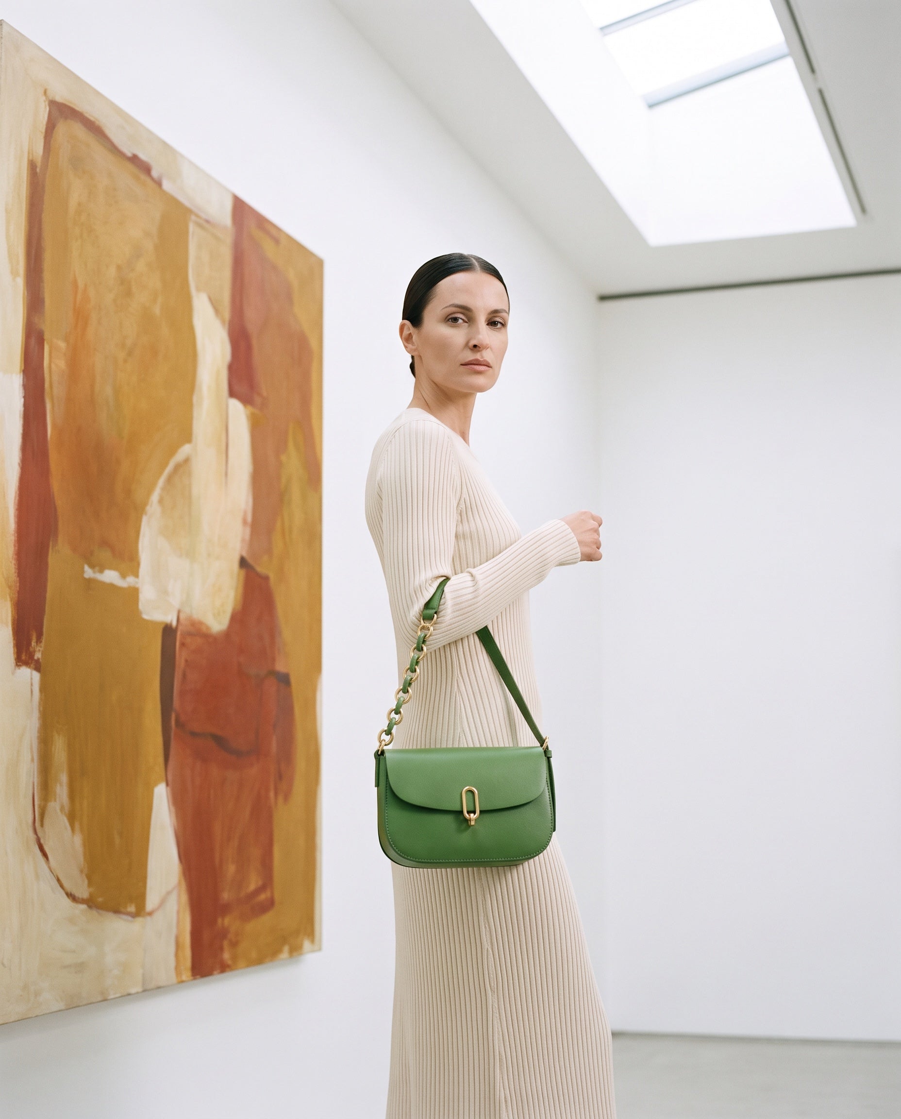 Sac NOEMIE porté par le mannequin dans une galerie d'art