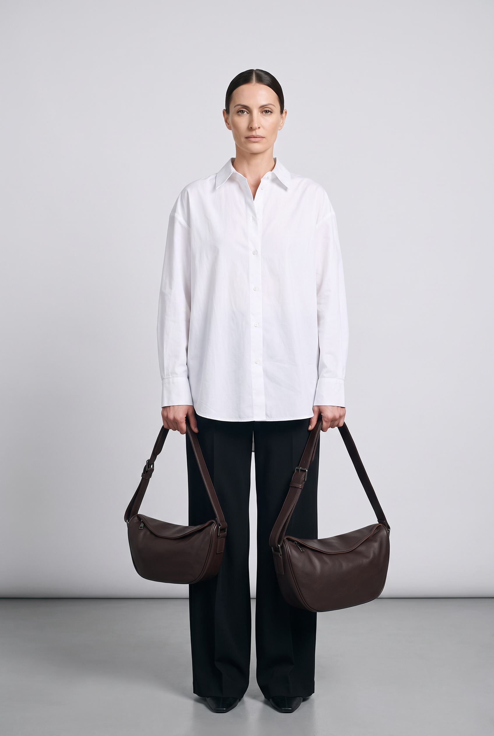 Sac OLGA marron foncé, grand et petit modèle portés à la main