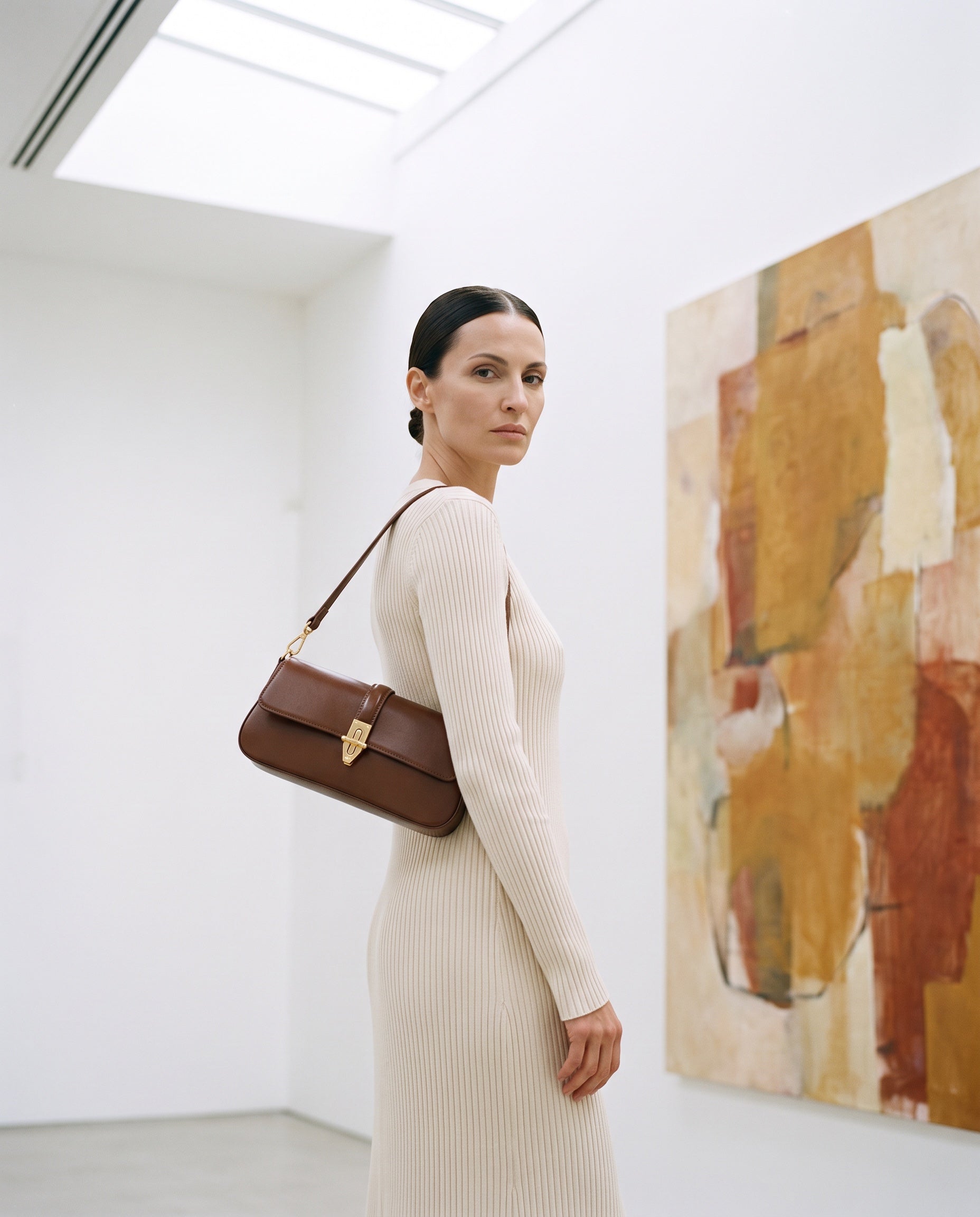 Sac RITA porté par le mannequin dans une galerie d'art