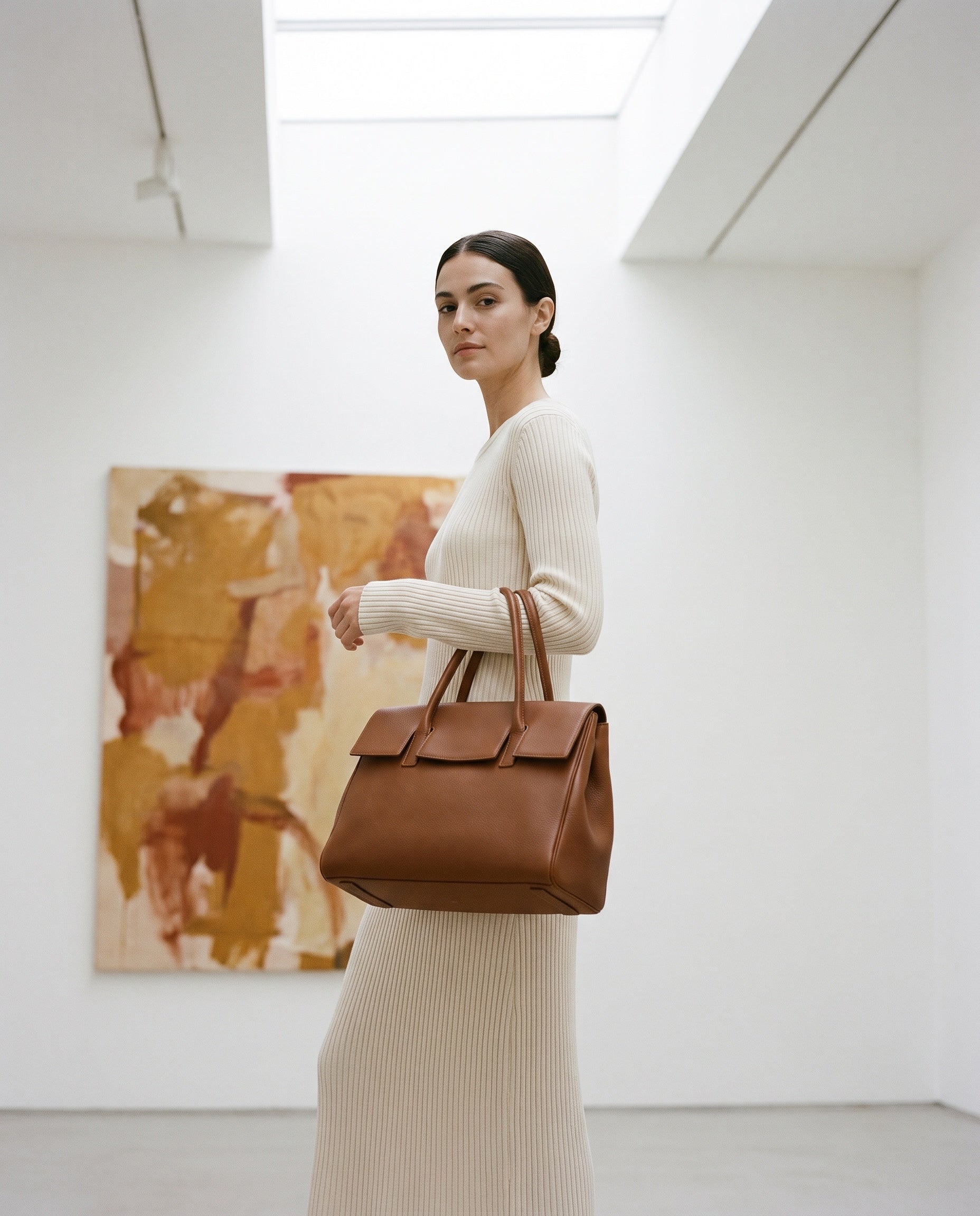 Sac ROMANE porté par le mannequin dans une galerie d'art