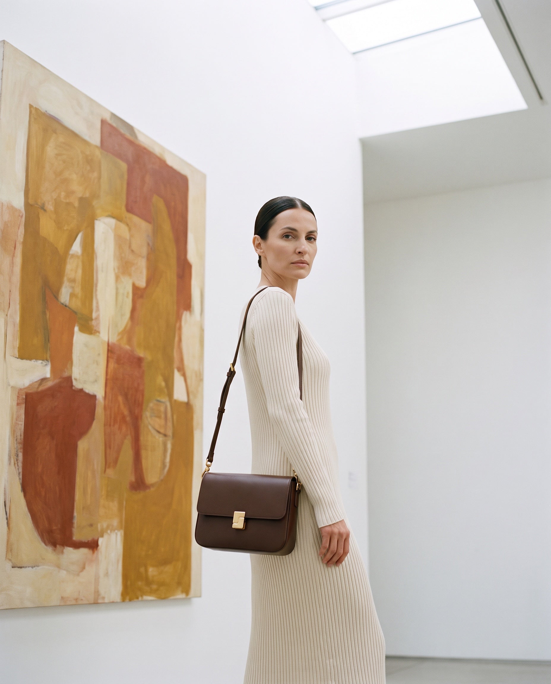 Sac SALOME porté par le mannequin dans une galerie d'art