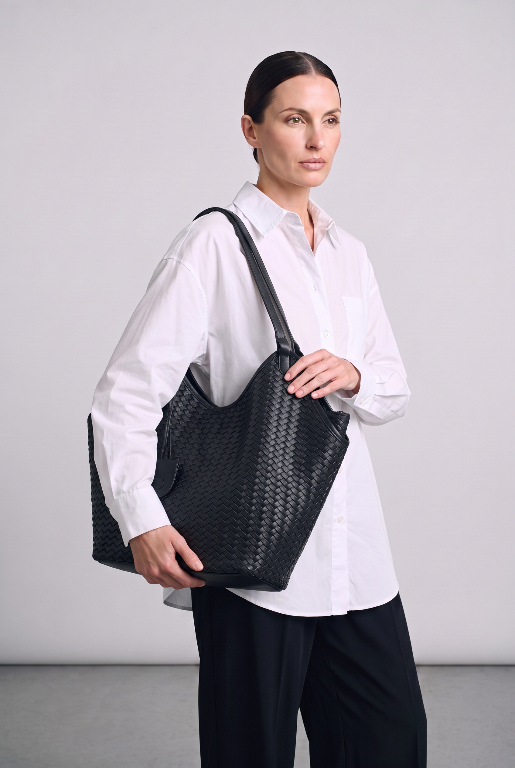 Sac SAVANNAH noir, porté, de face