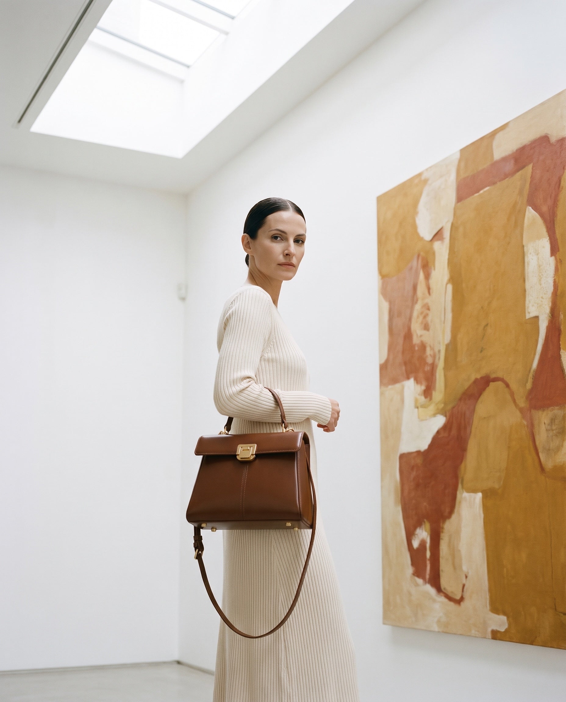 Sac SERENYS porté par le mannequin dans une galerie d'art