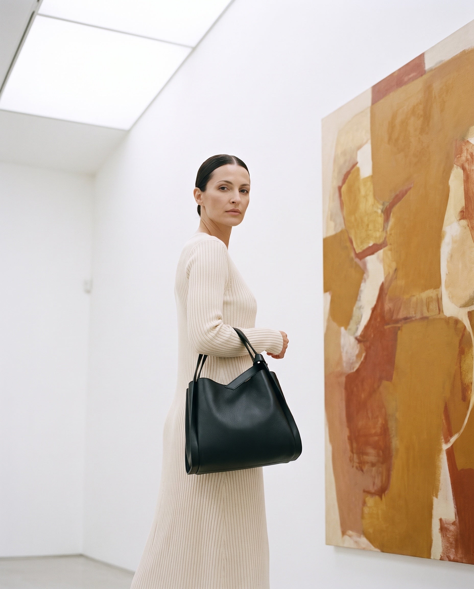 Sac SIMEON porté par le mannequin dans une galerie d'art