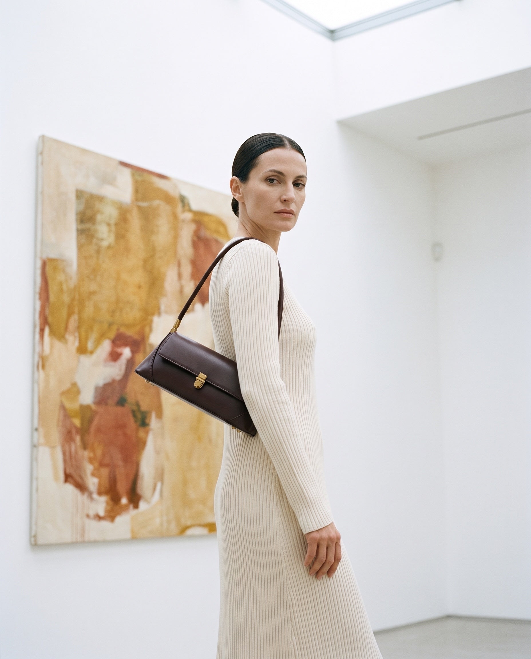 Sac SOFIA porté par le mannequin dans une galerie d'art