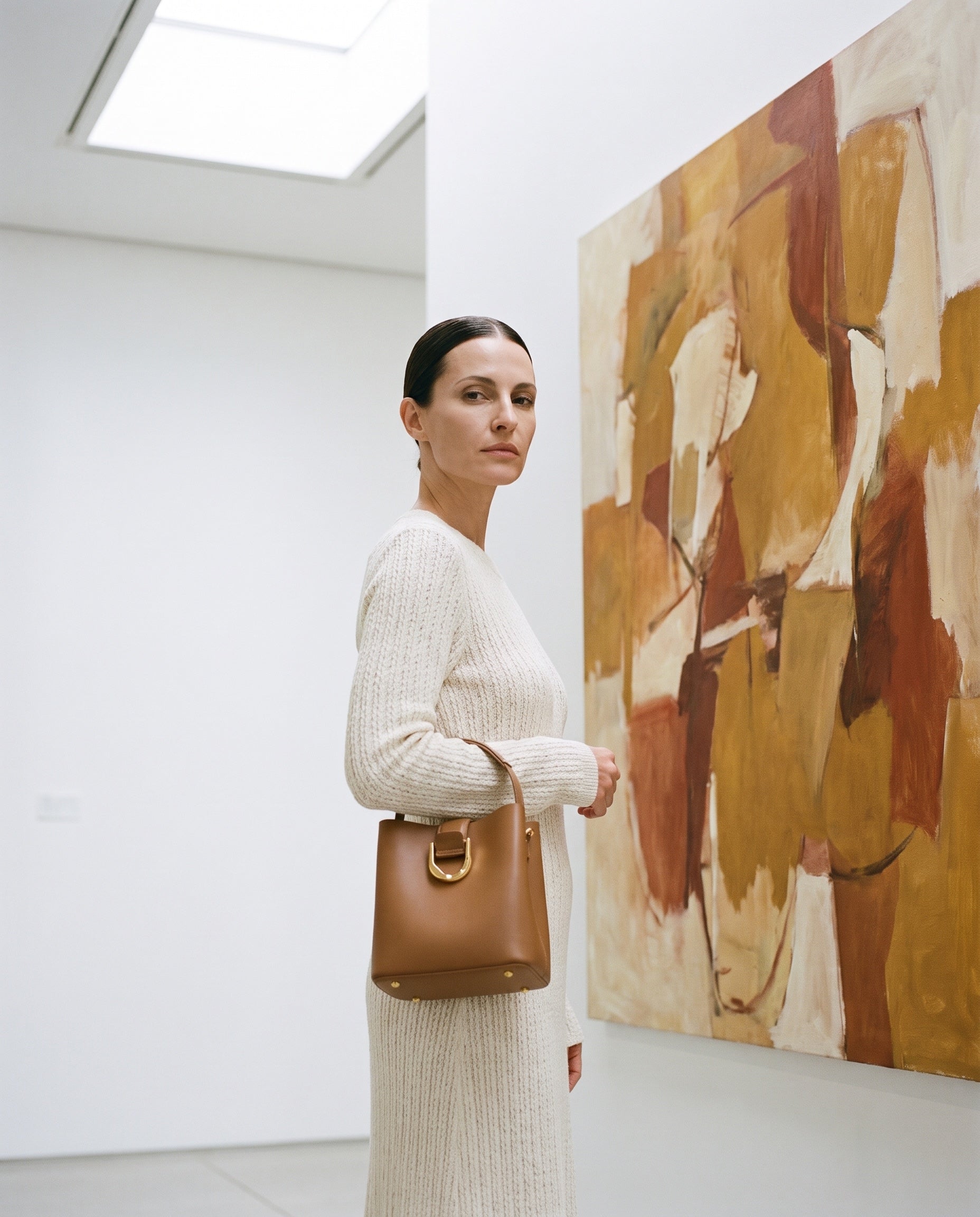 Sac VICTOIRE porté par le mannequin dans une galerie d'art