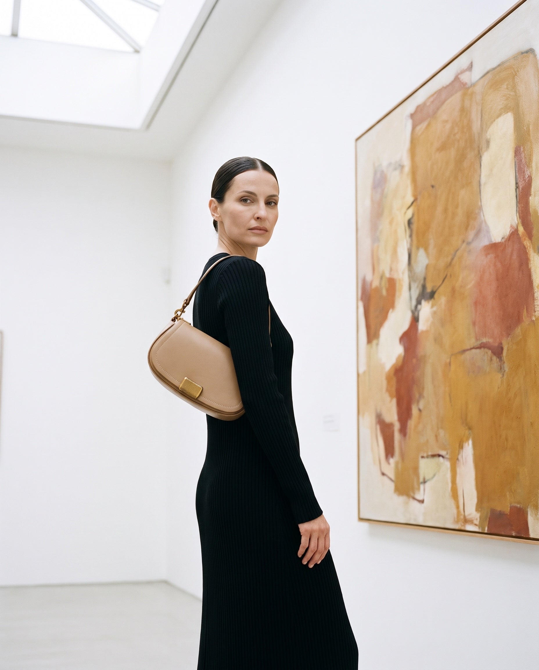Sac YARA porté par le mannequin dans une galerie d'art