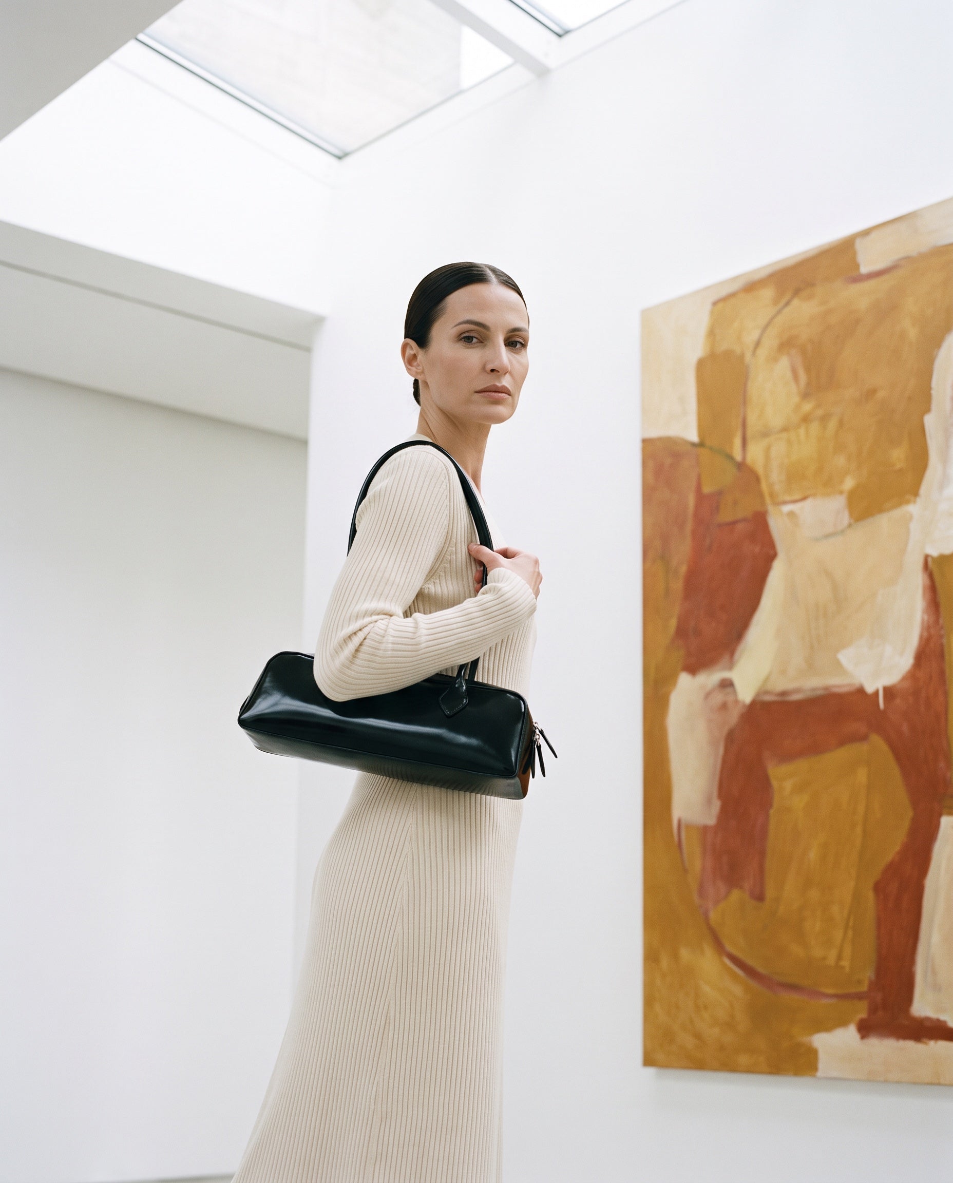 Sac ZOE porté par le mannequin dans une galerie d'art