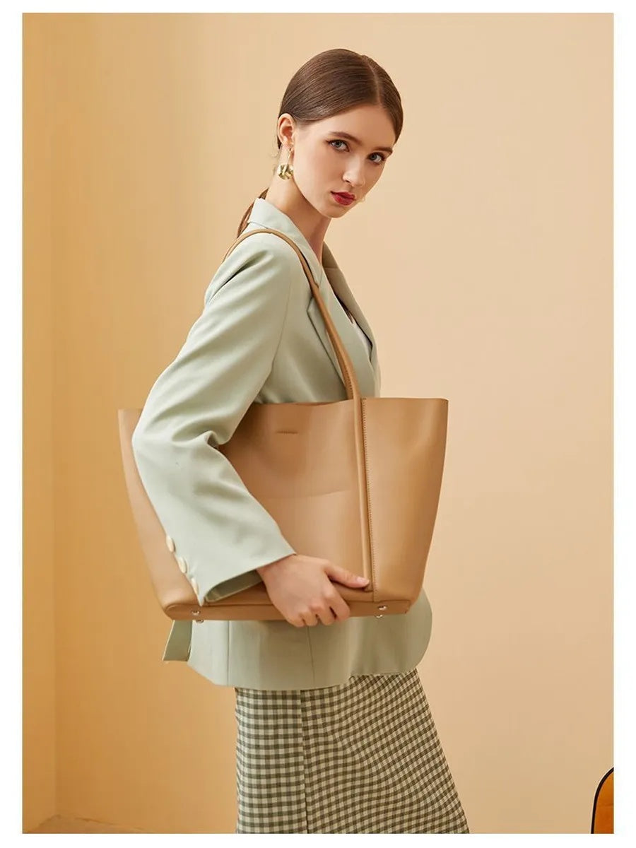 CAMEO L bag in caramel – worn photo