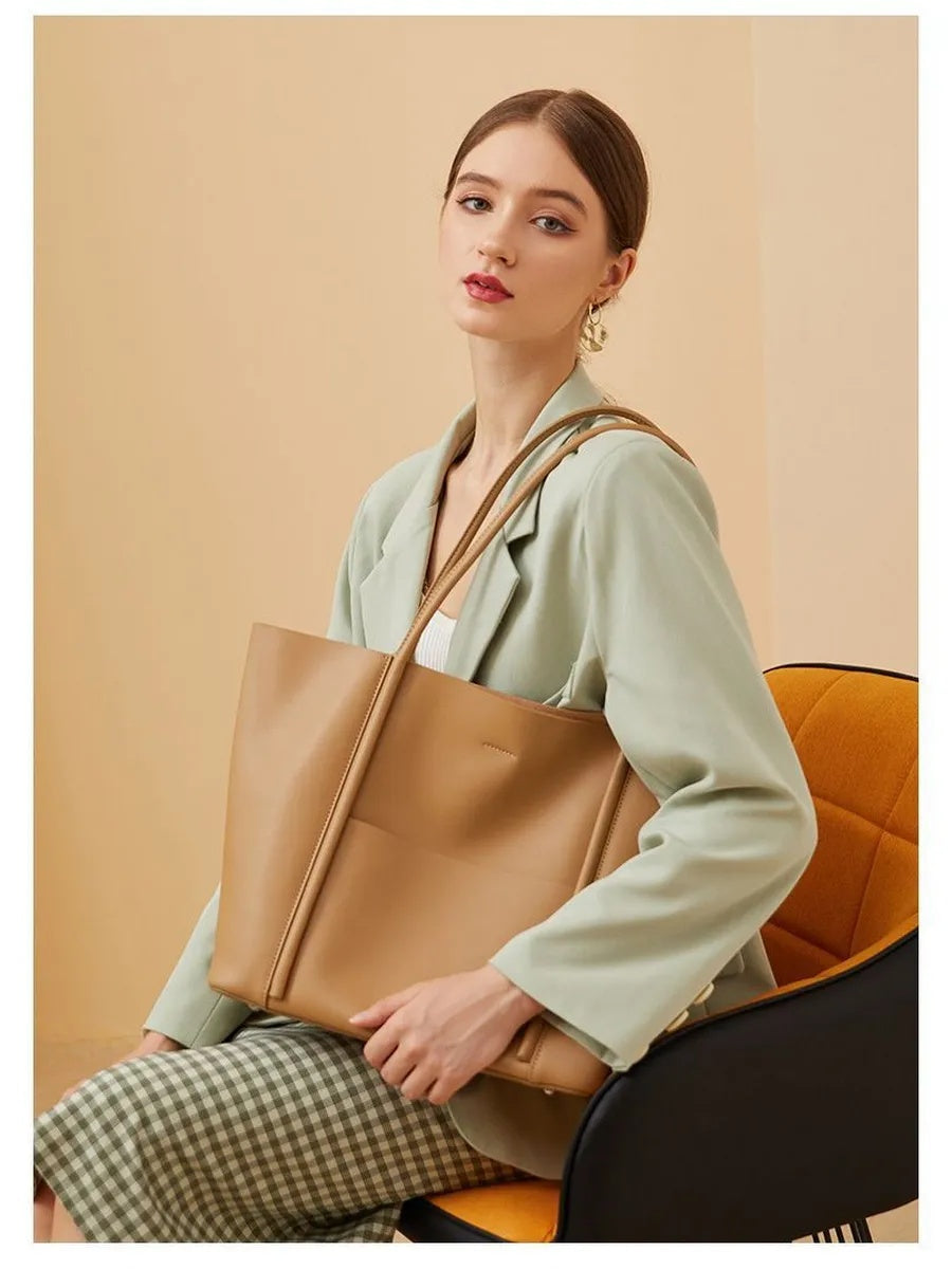 CAMEO L bag in caramel – worn photo