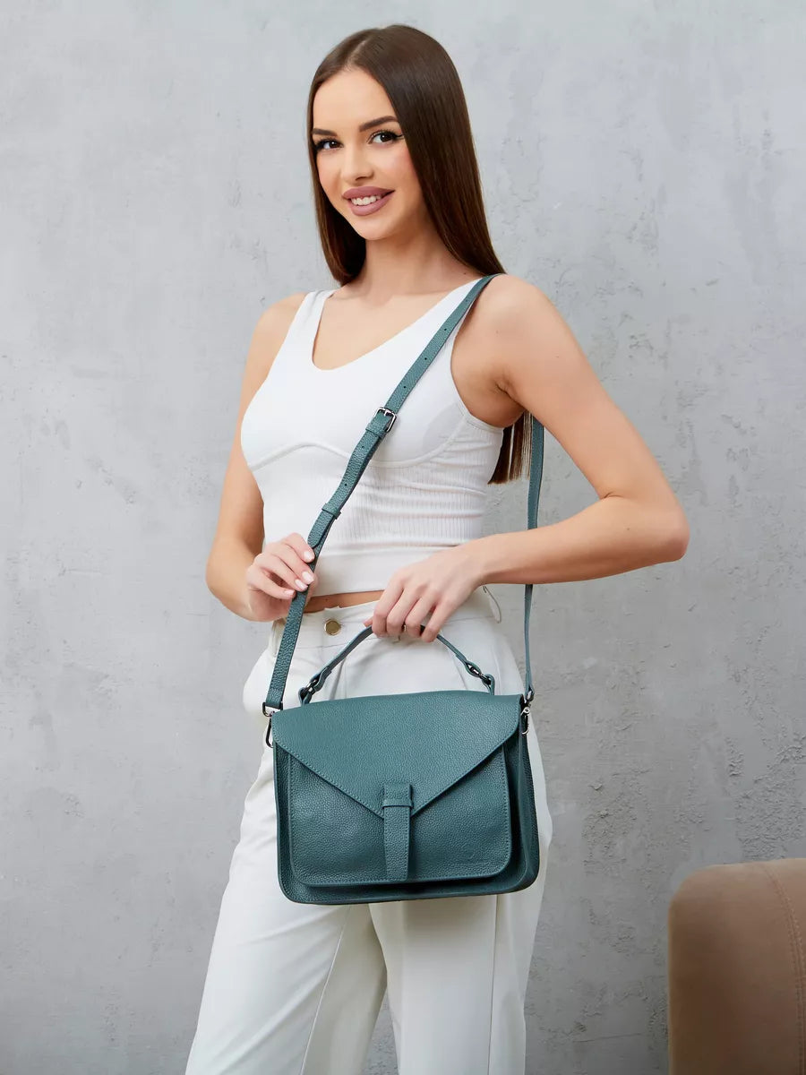 BEYA – Sac cartable en cuir de vachette, coloris bleu gris, porté – YUMIKA