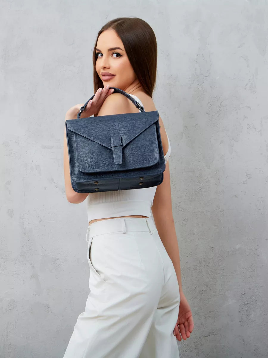 BEYA – Sac cartable en cuir de vachette, coloris bleu jean, porté – YUMIKA