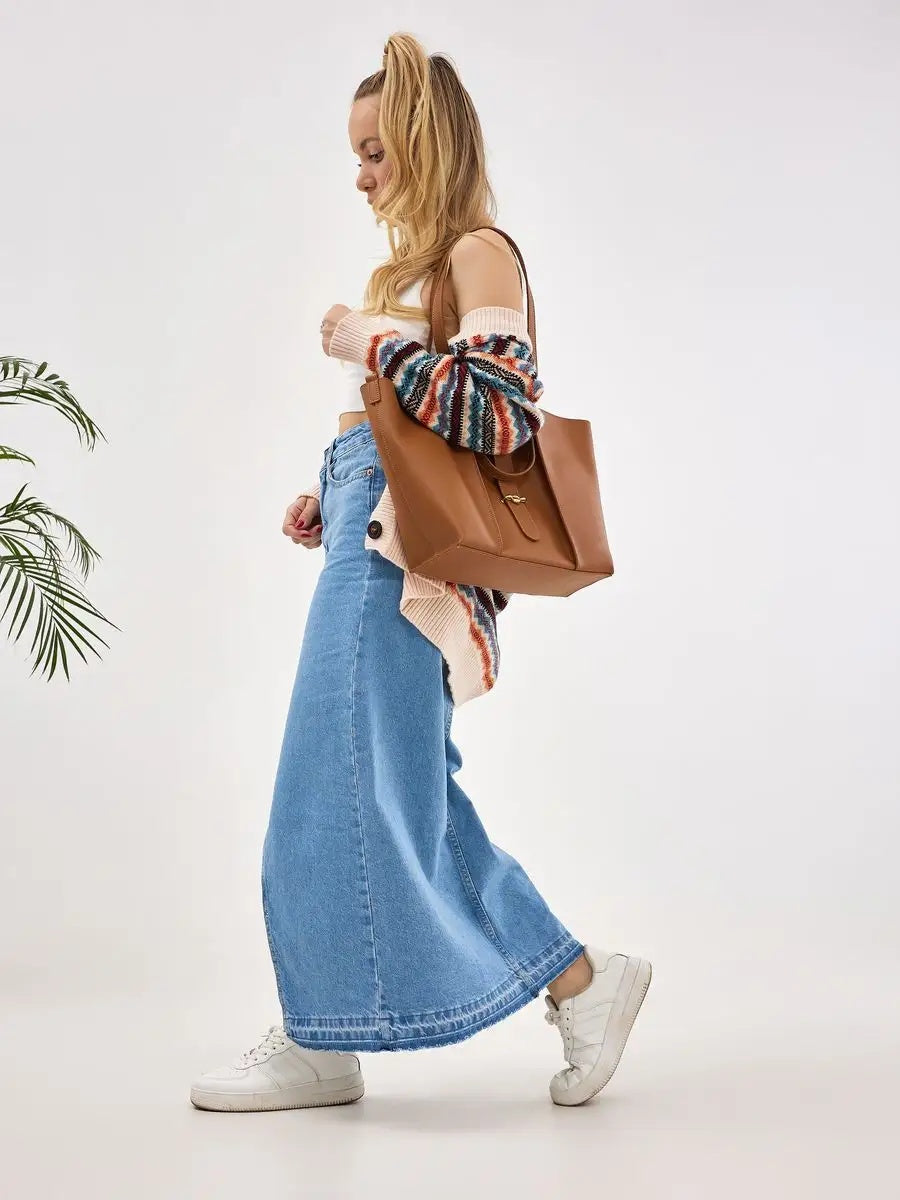 GRACE bag in brown – worn photo
