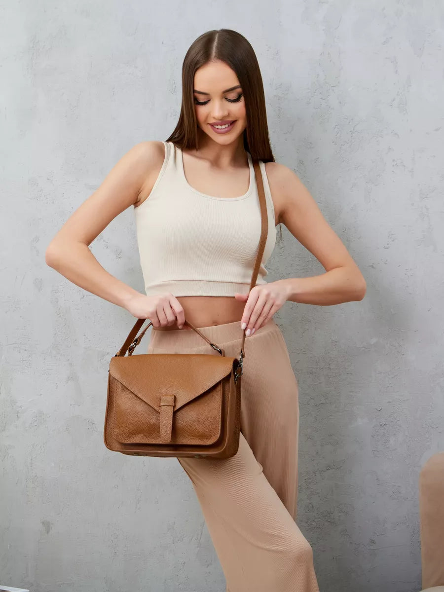 BEYA – Sac cartable en cuir de vachette, coloris caramel, porté – YUMIKA