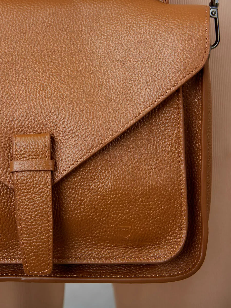 BEYA – Sac cartable en cuir de vachette, détail du rabat à patte – YUMIKA