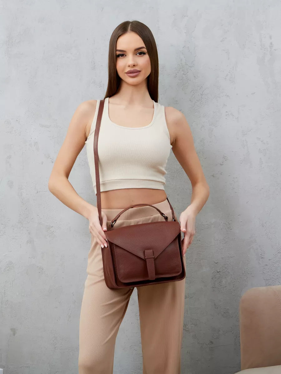 BEYA – Sac cartable en cuir de vachette, coloris rouge vin, porté – YUMIKA