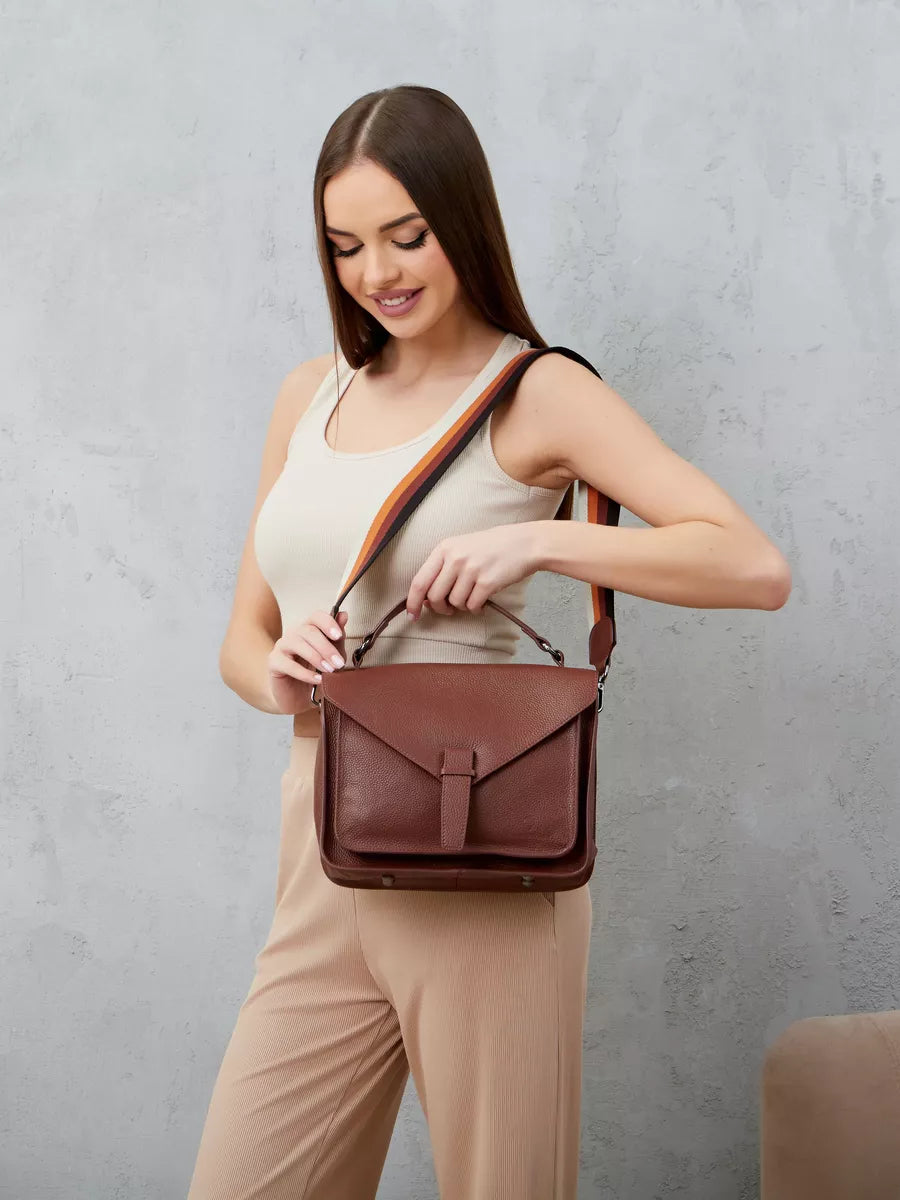 BEYA – Sac cartable en cuir de vachette, coloris rouge vin, porté – YUMIKA