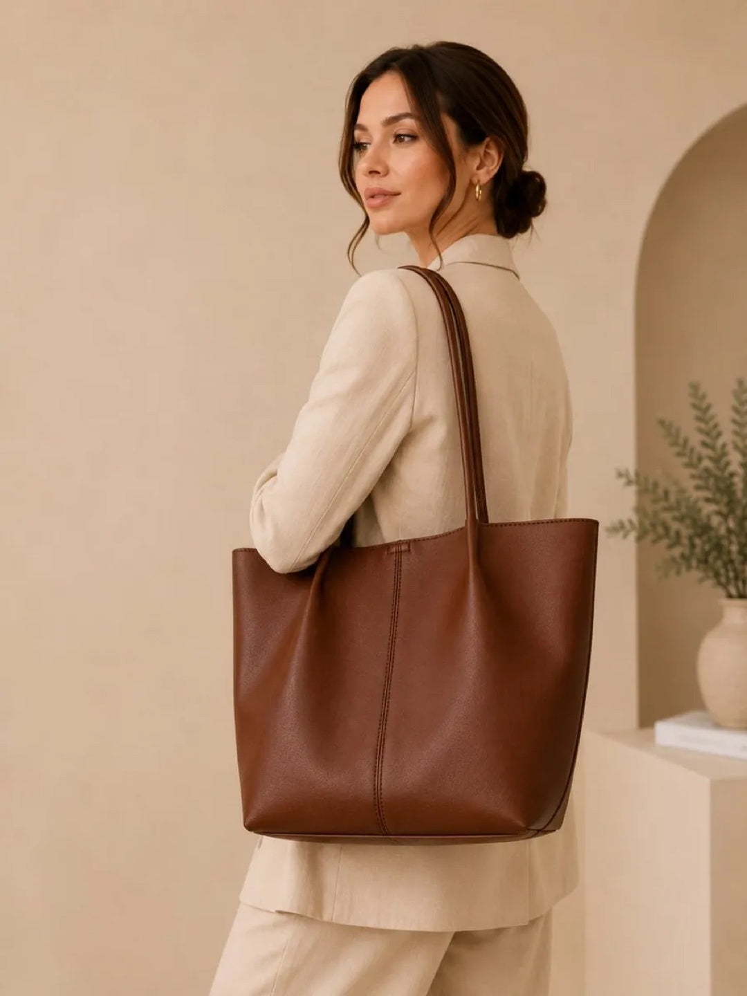 ARIA bag in brown – worn photo