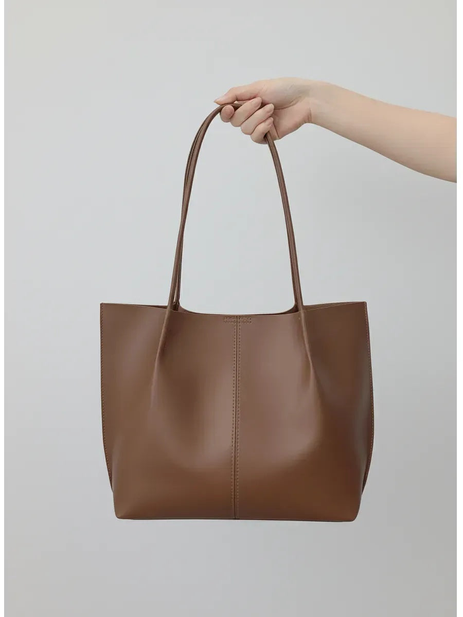 ARIA bag in brown – worn photo