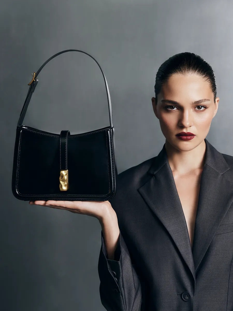 FLAME bag in black – worn photo