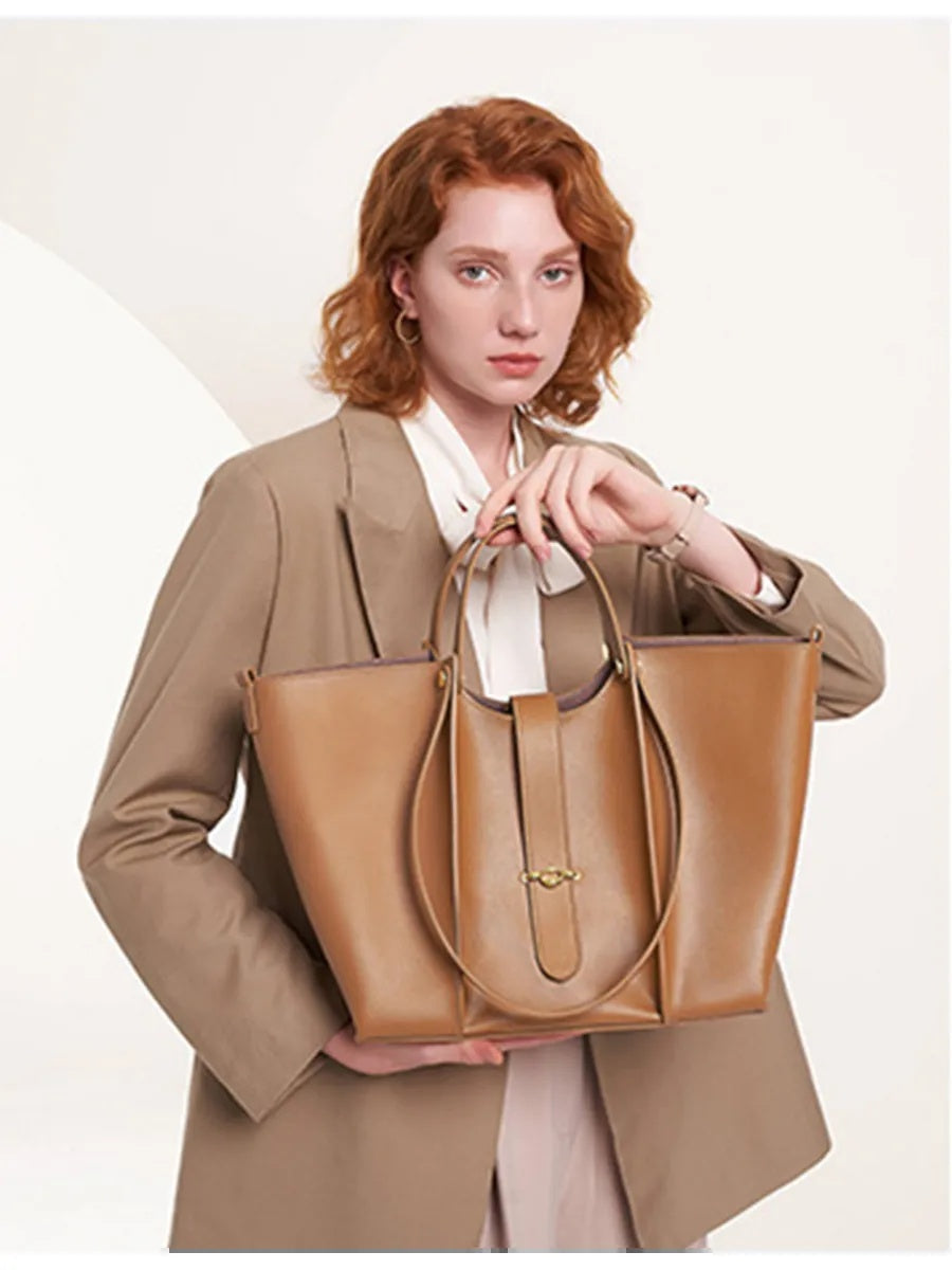 GRACE bag in camel – worn photo