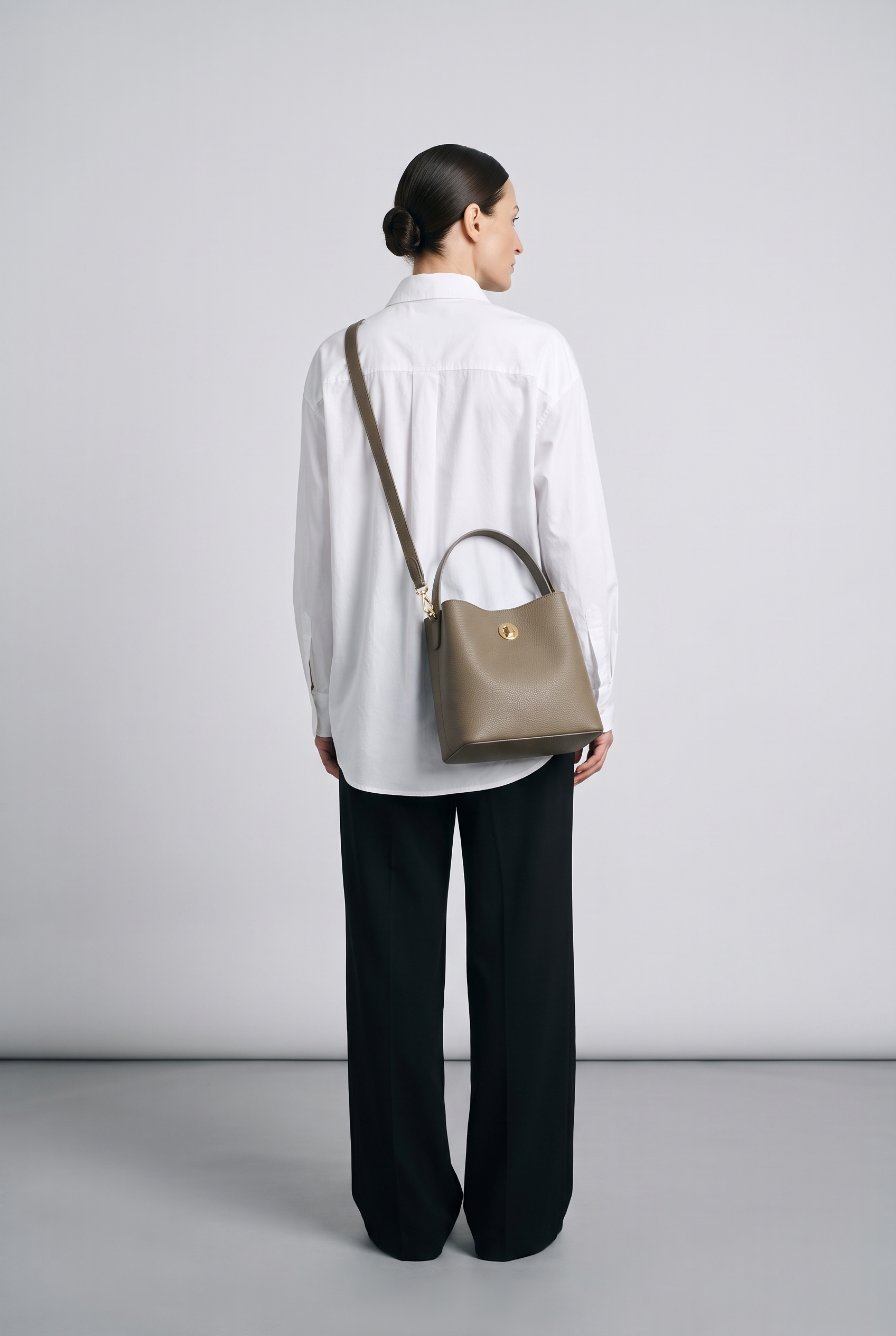 Sac LOON kaki, porté, de dos