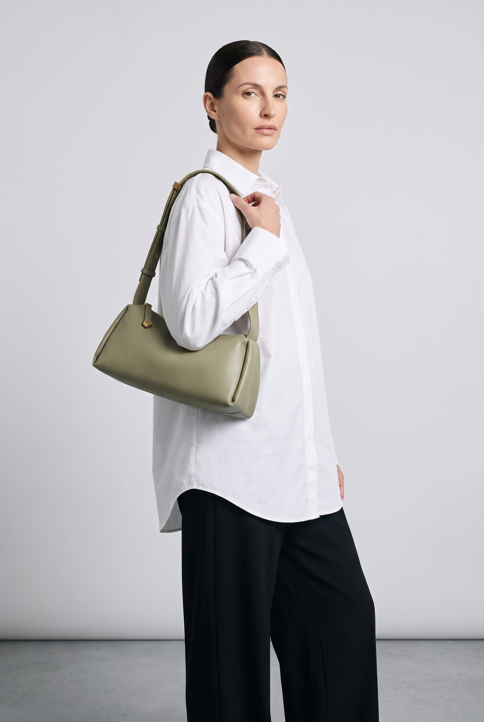 Sac LAYOUN vert, porté, de face