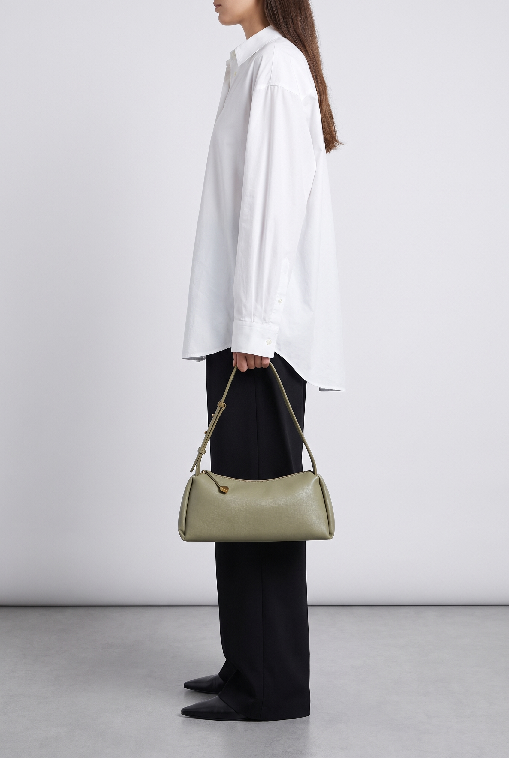 Sac LAYOUN vert, porté à la main