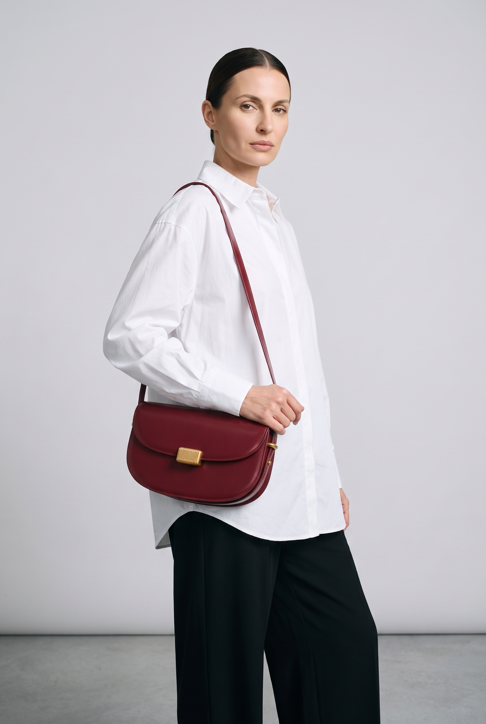 Sac MANAROLA bordeaux, porté, de face