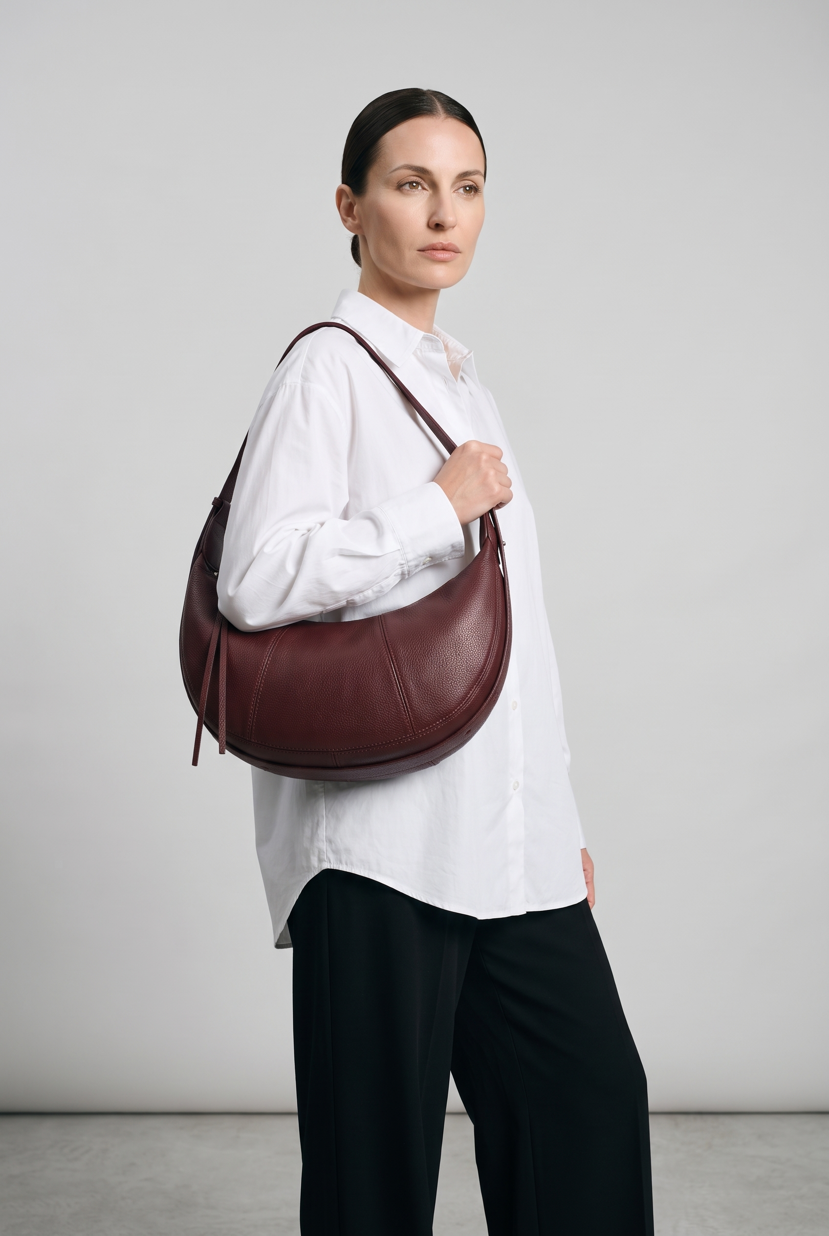 Sac CHLOE bordeaux, porté, de face