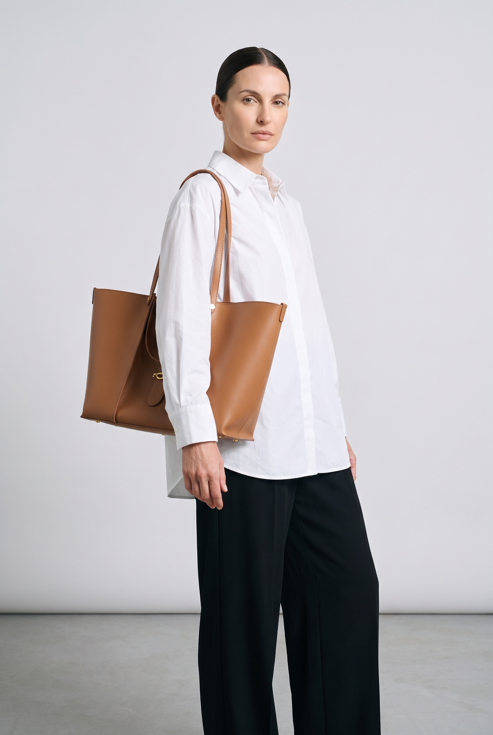 Sac GRACE camel, porté, de face
