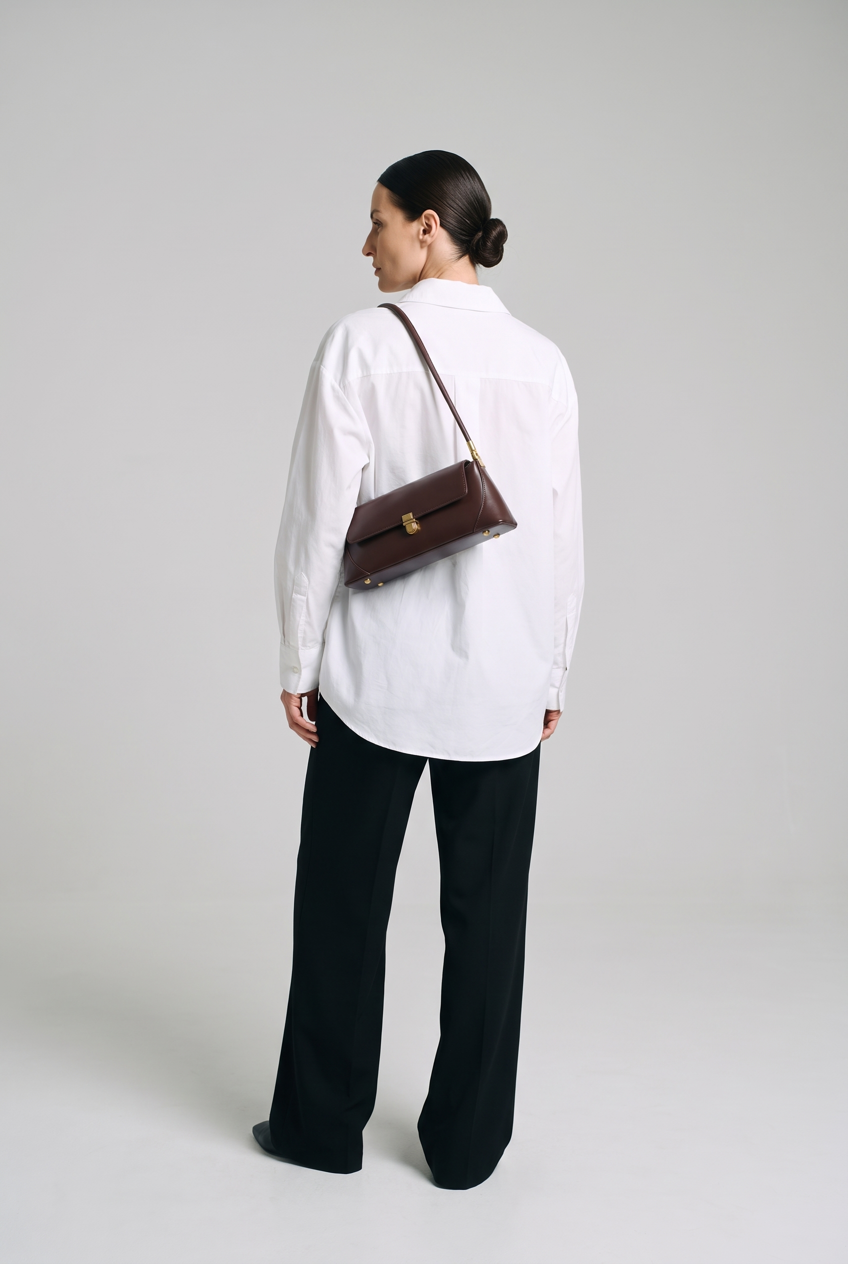 Sac SOFIA marron, porté, de dos