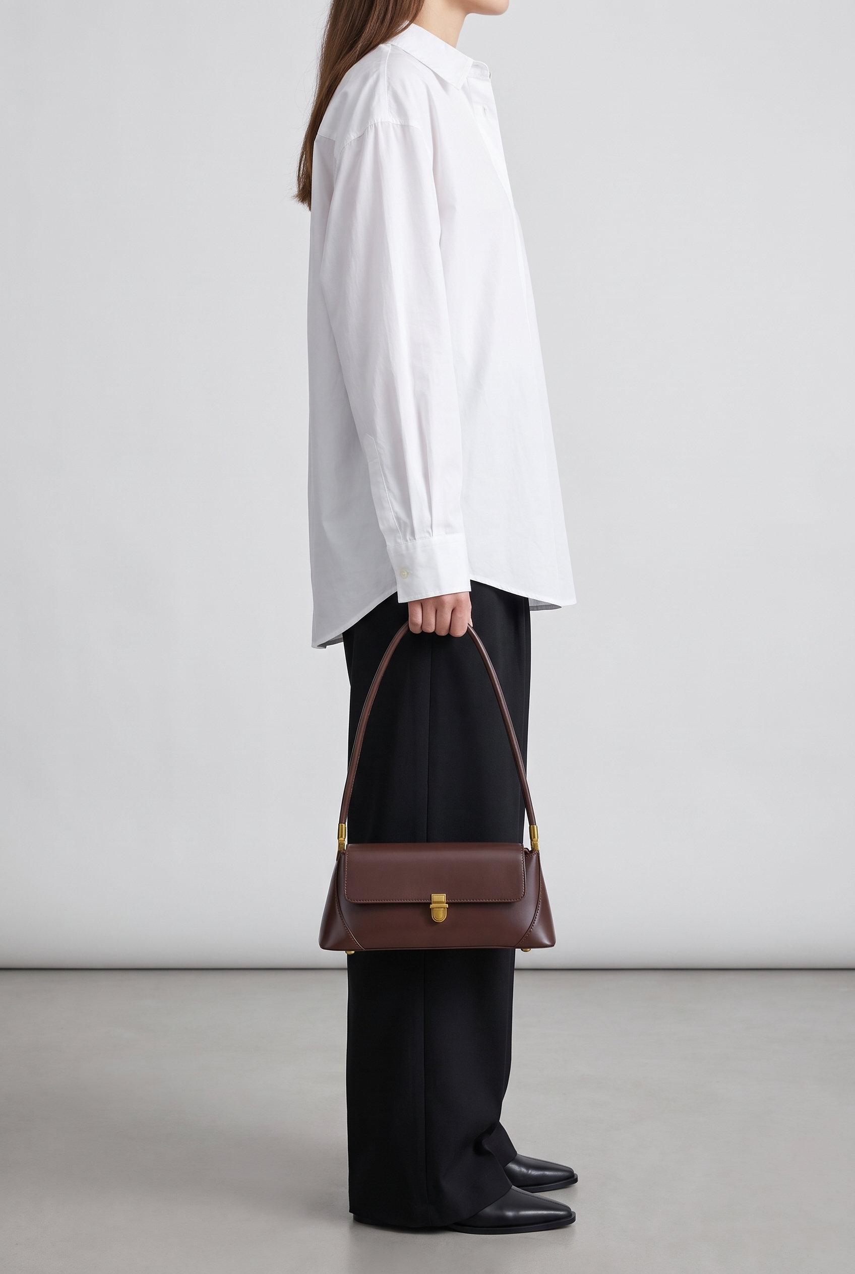 Sac SOFIA marron, porté à la main