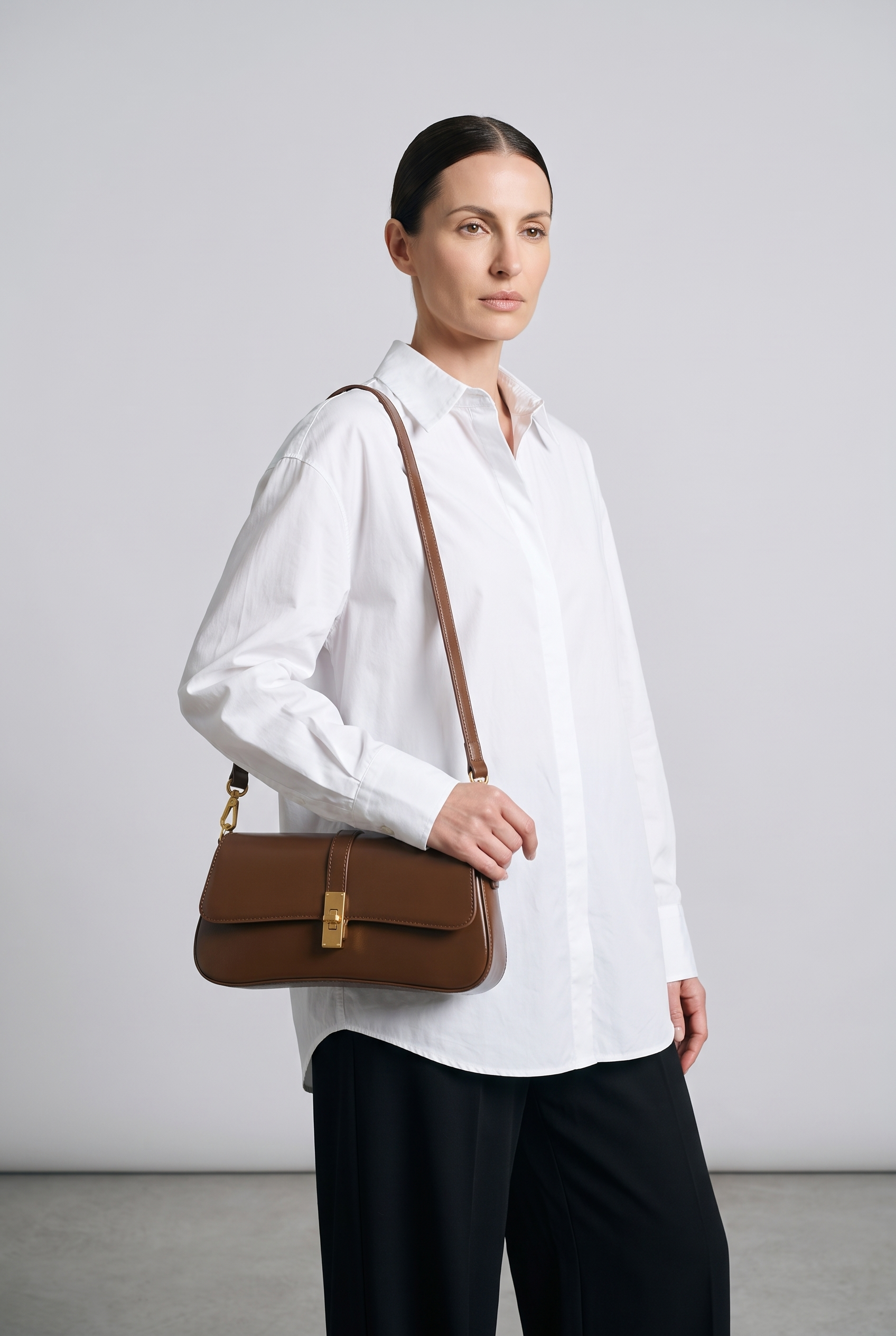 Sac LADY marron, porté, de face