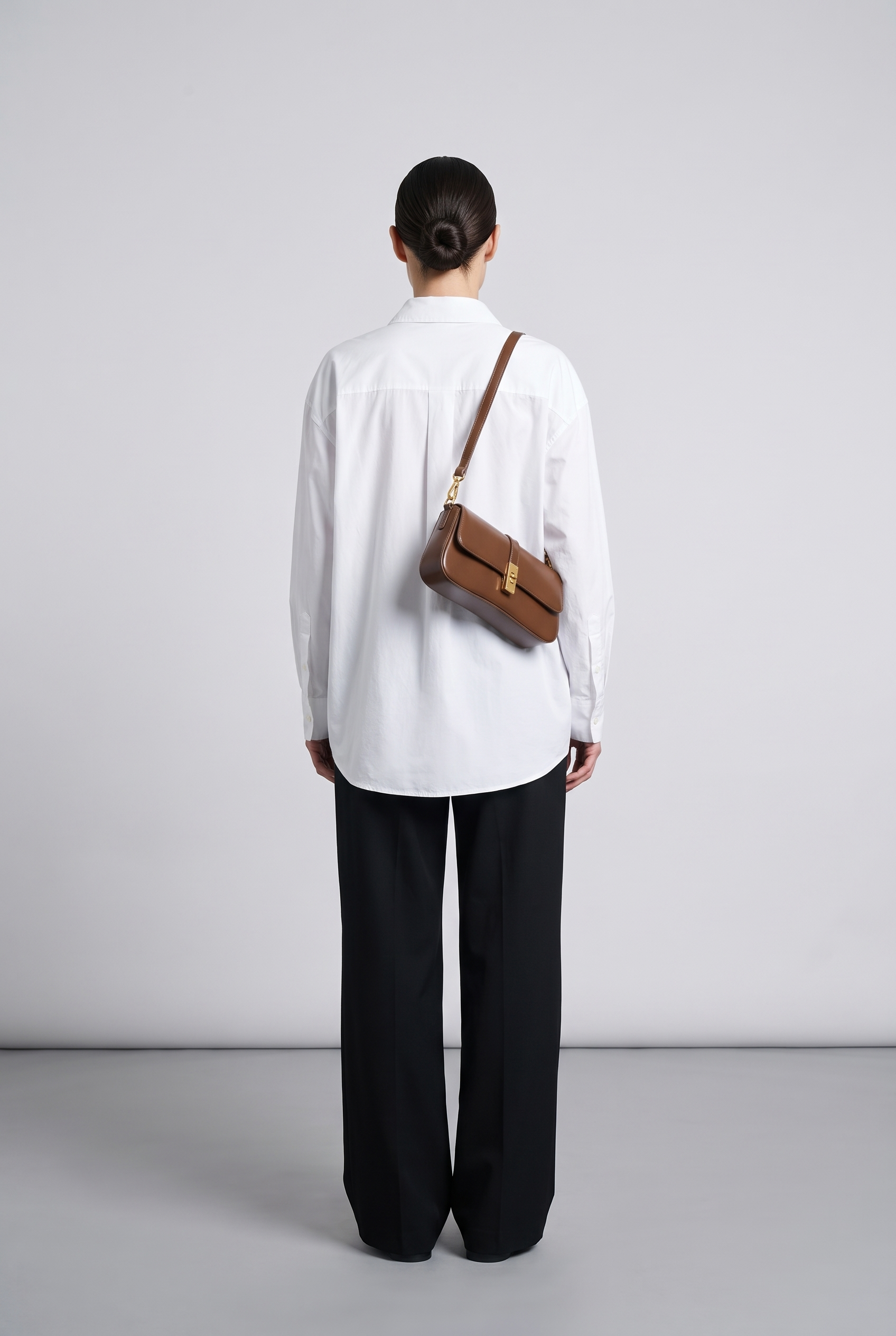 Sac LADY marron, porté, de dos