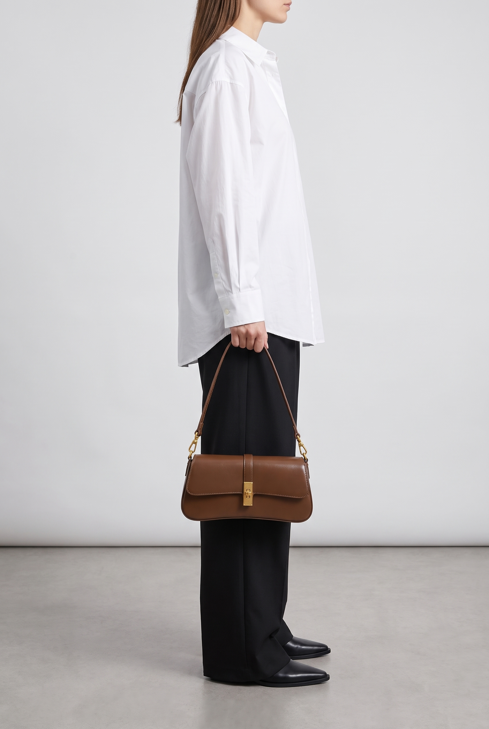 Sac LADY marron, porté à la main