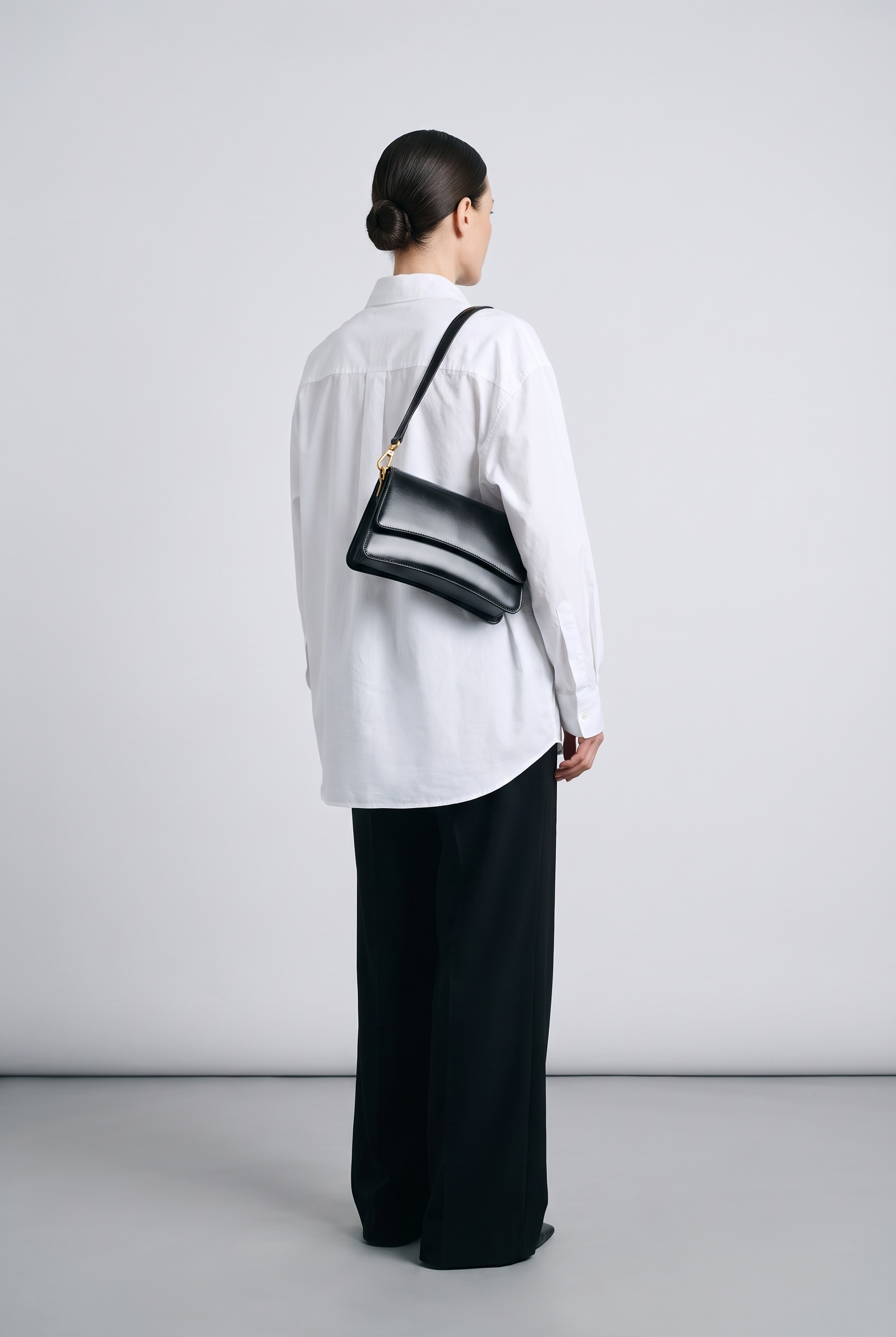 Sac LADYS noir, porté, de dos