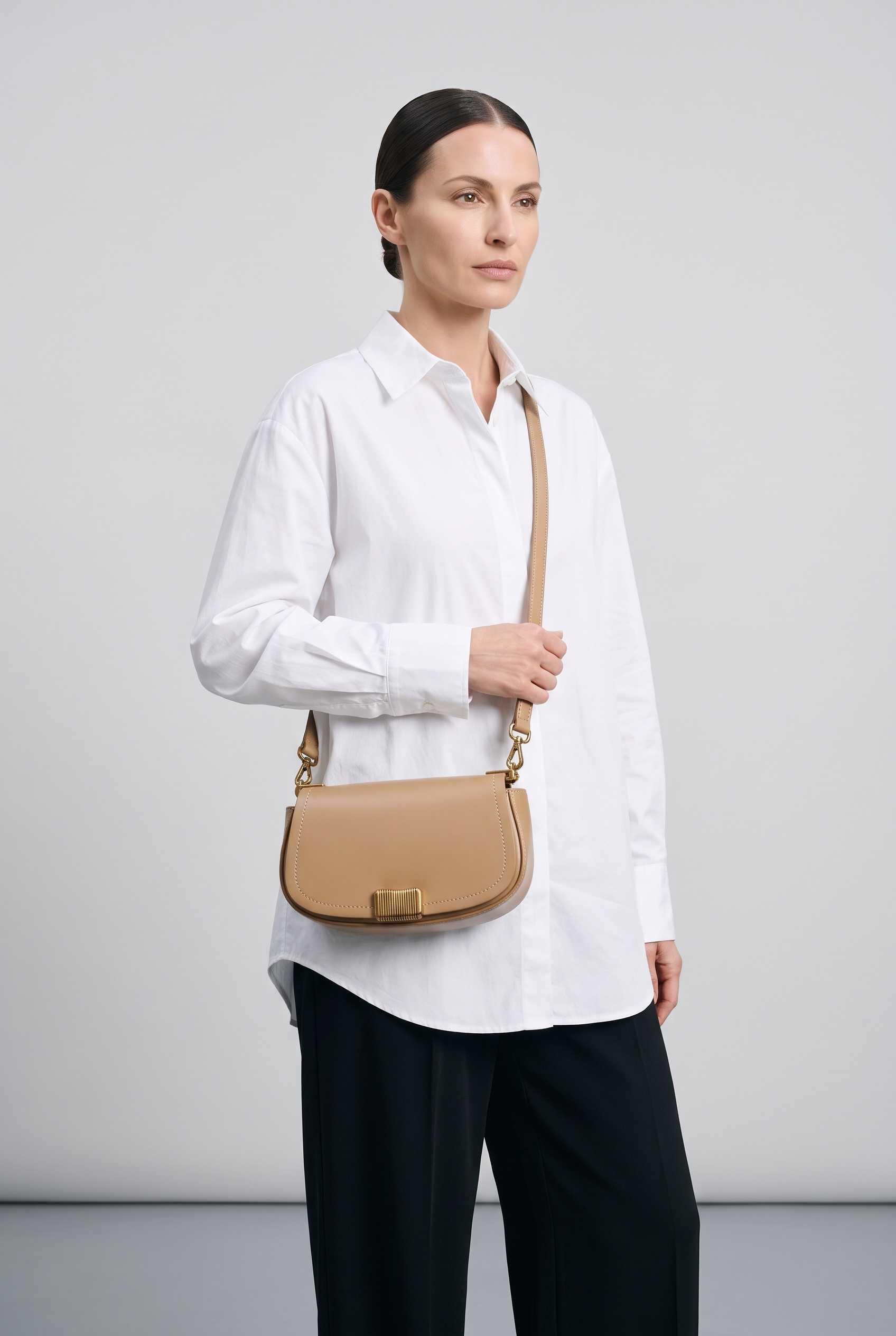Sac YARA beige, porté, de face