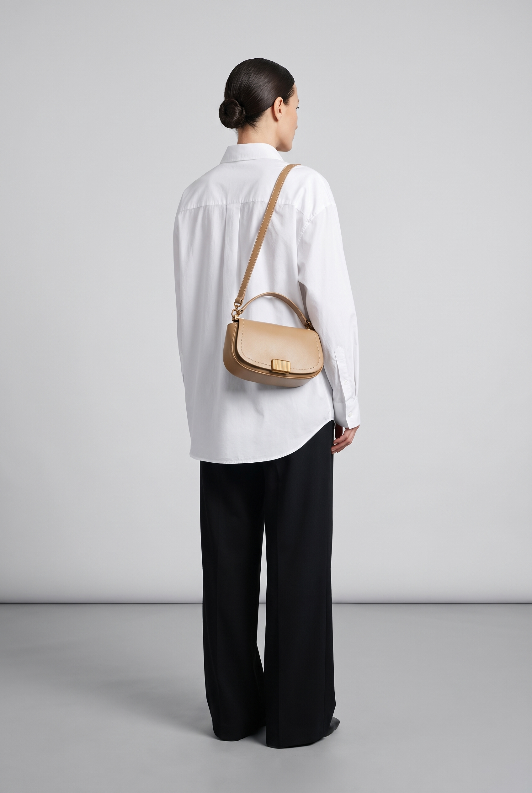 Sac YARA beige, porté, de dos