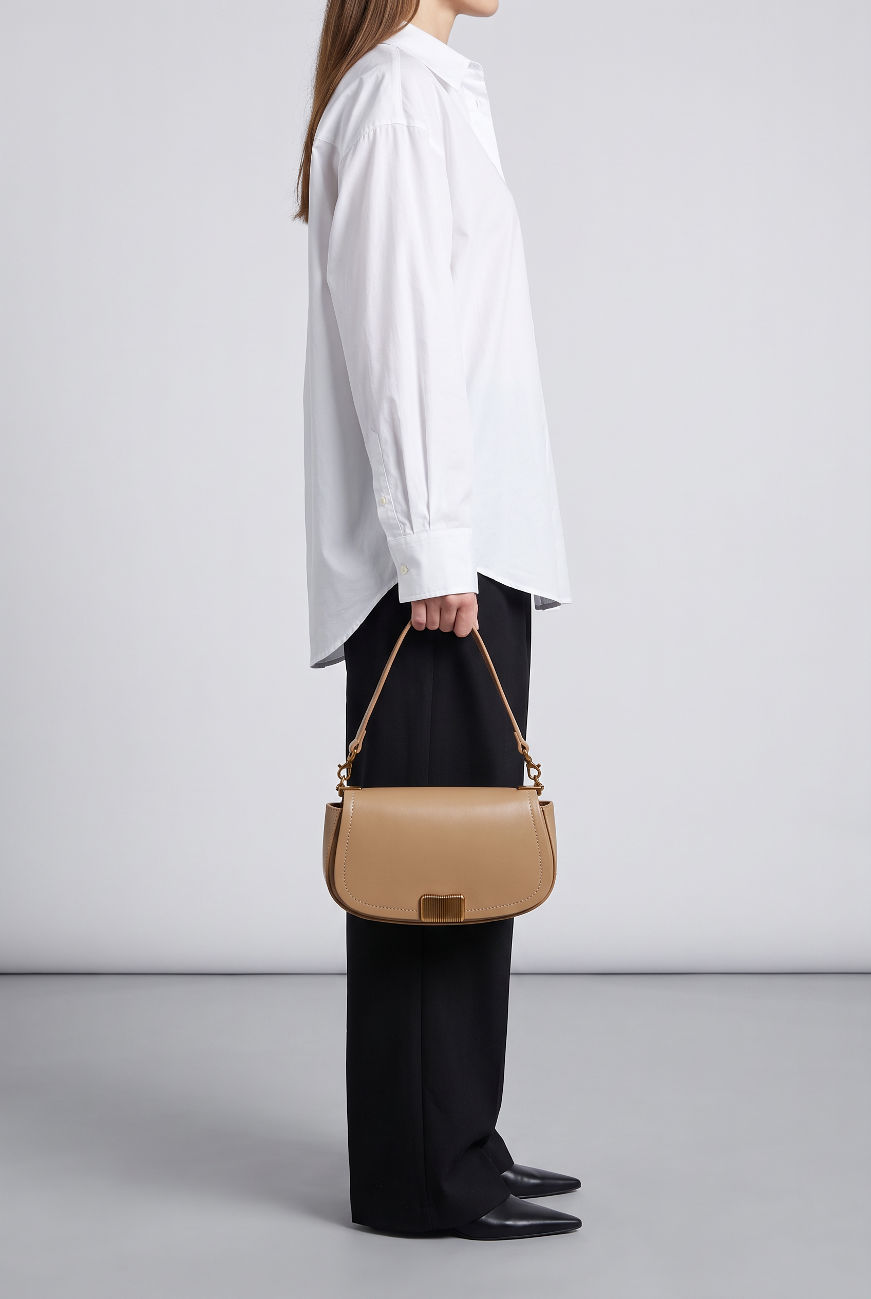 Sac YARA beige, porté à la main