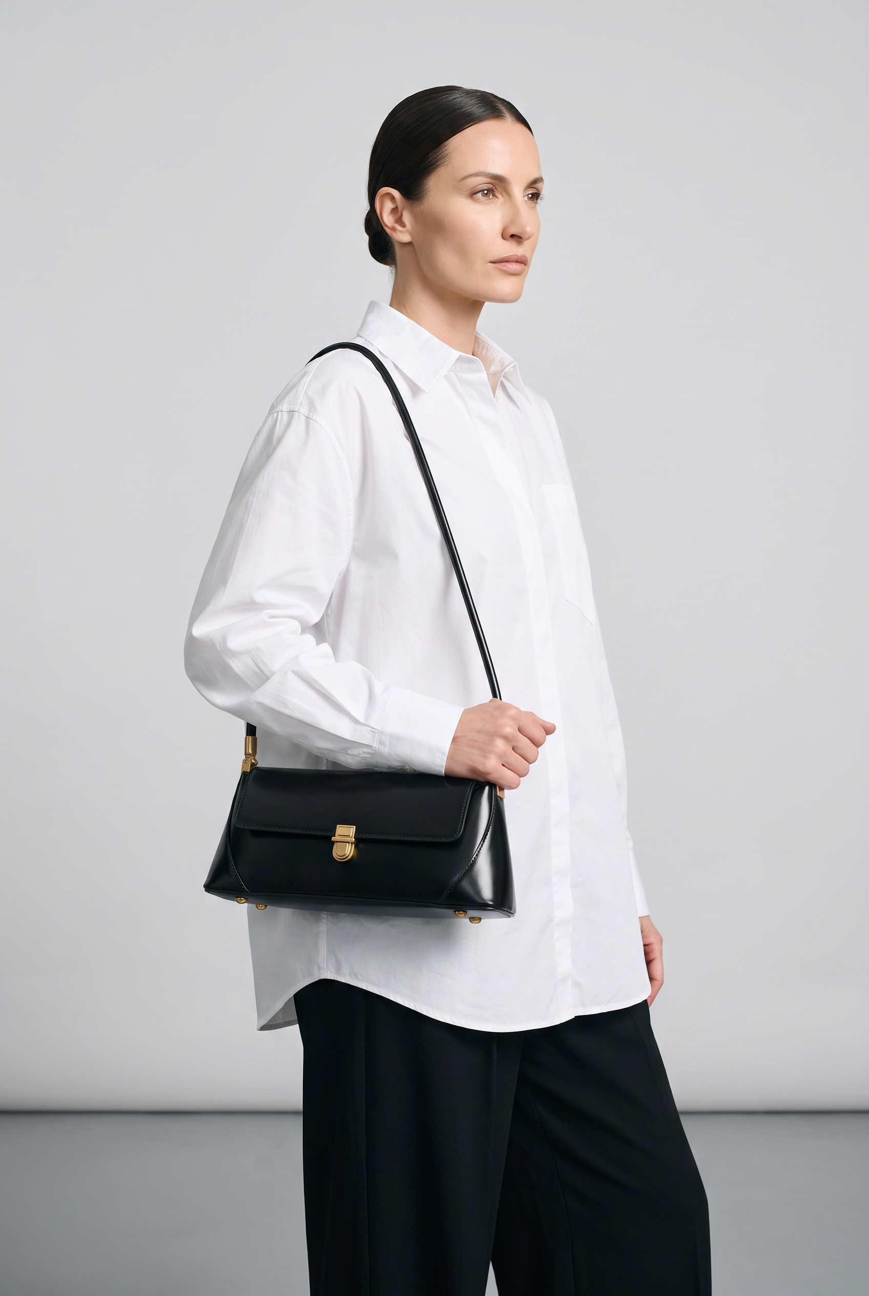Sac AGATHE noir, porté, de face