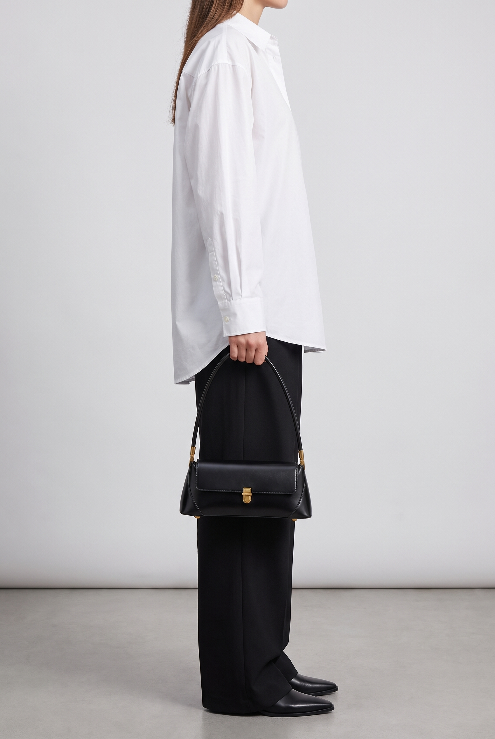 Sac AGATHE noir, porté à la main