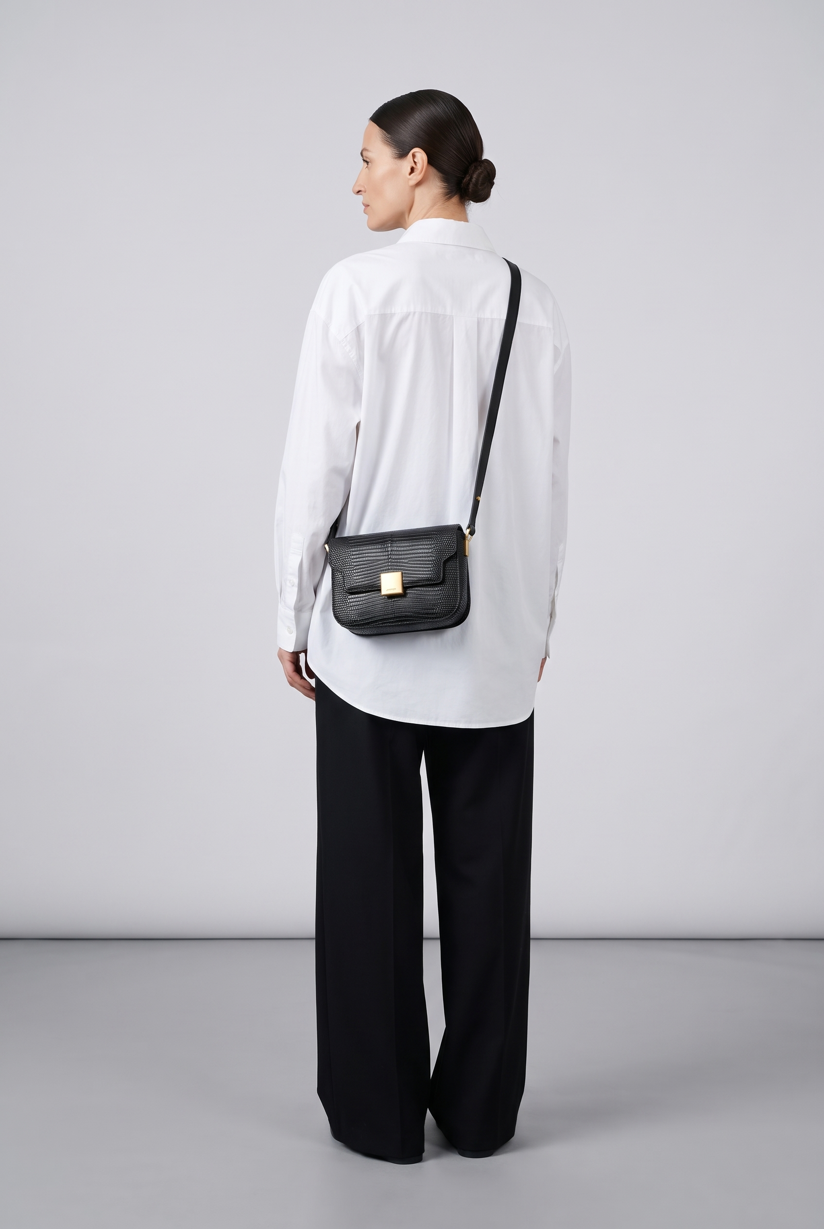 Sac AMBRE noir, porté, de dos