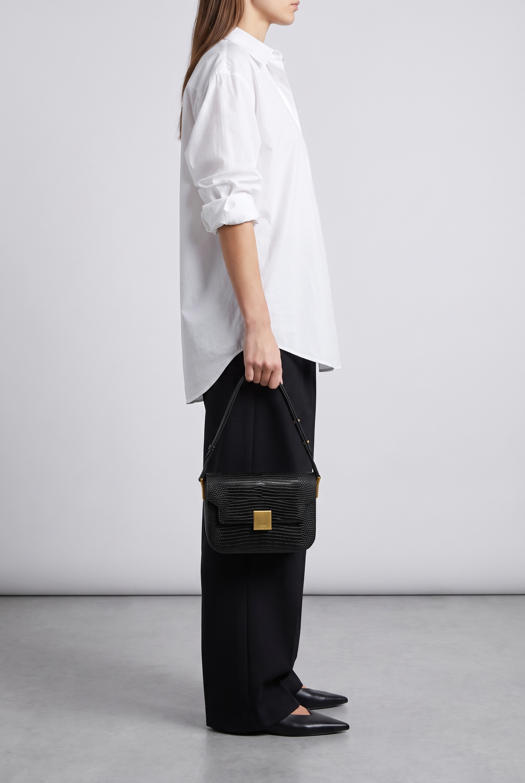 Sac AMBRE noir, porté à la main