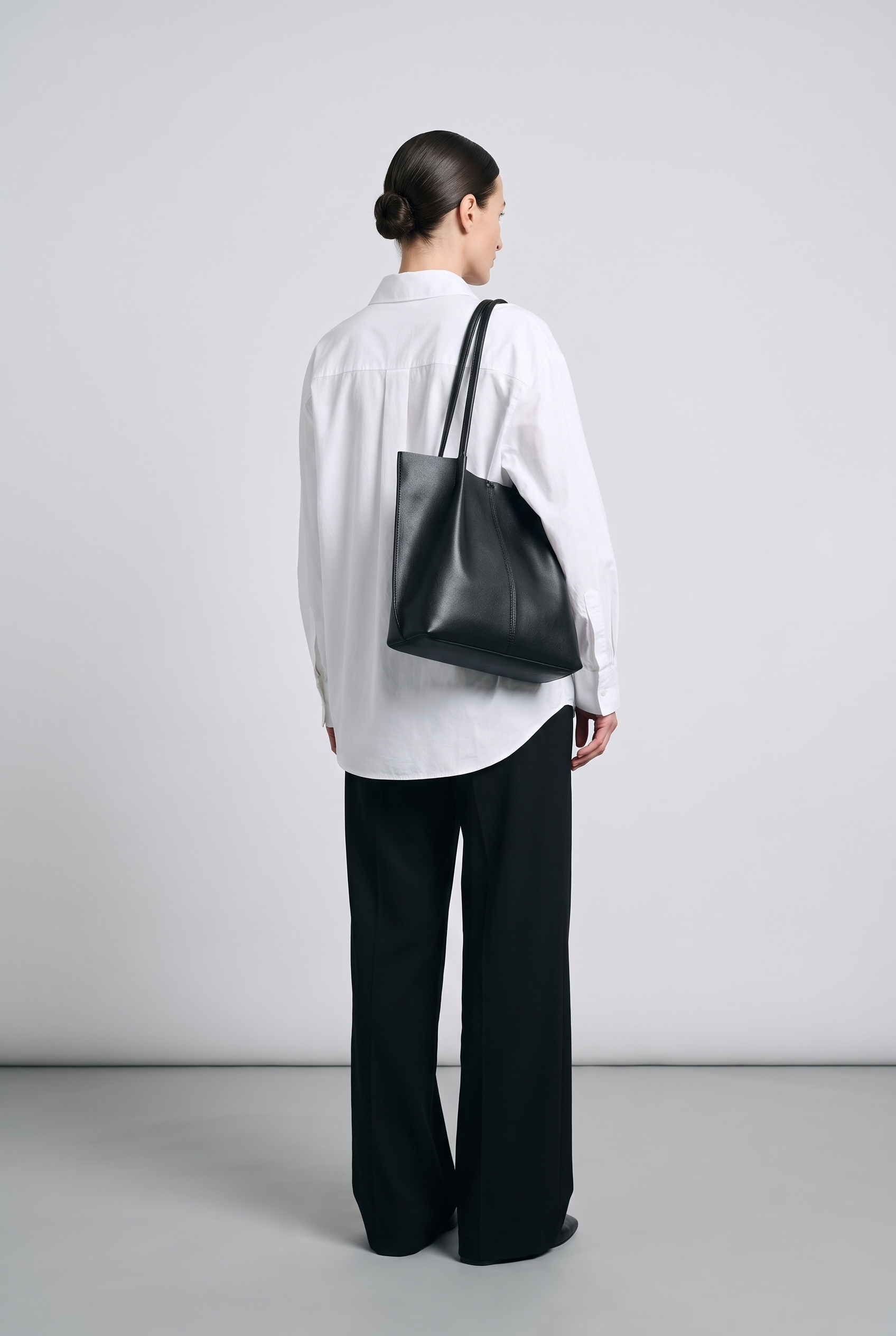 Sac ARIA noir, porté, de dos