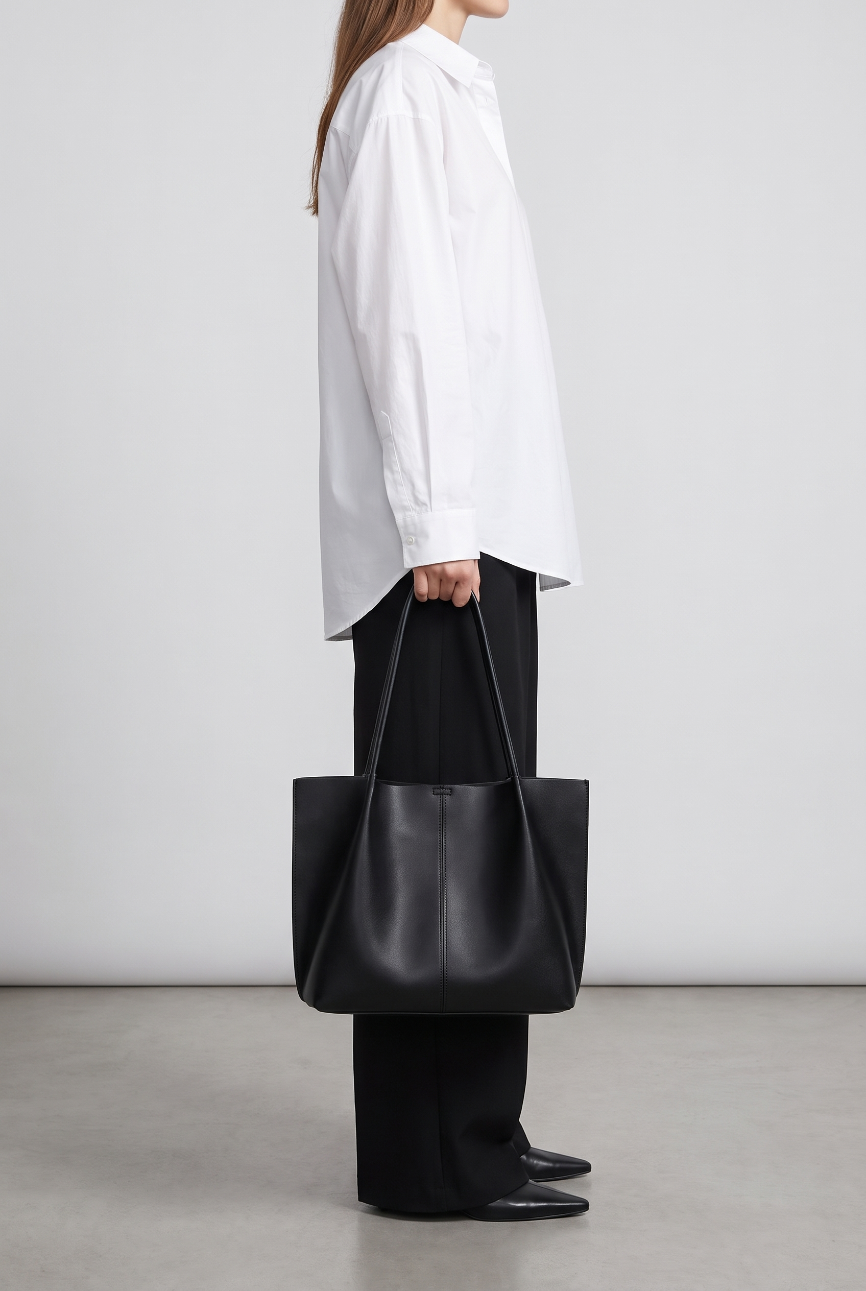 Sac ARIA noir, porté à la main