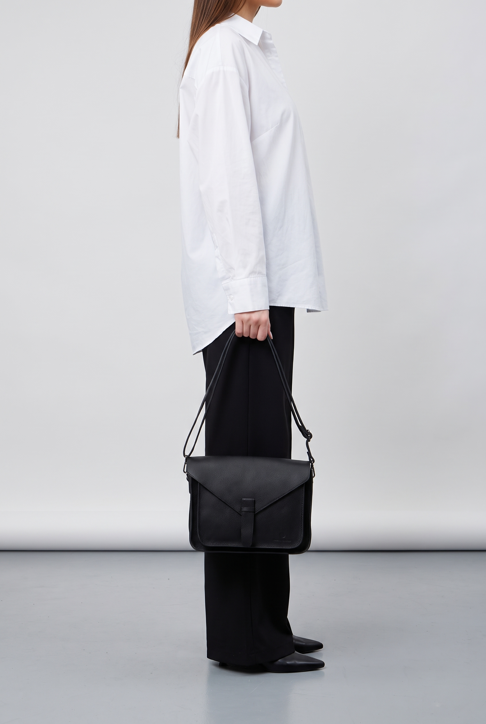 Sac BEYA noir, porté à la main