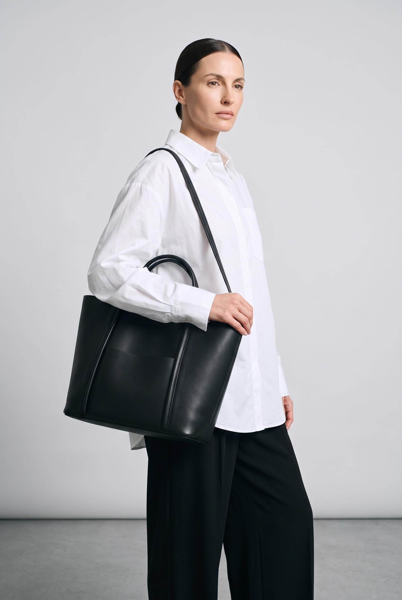 Sac CAMEO-L noir, porté, de face