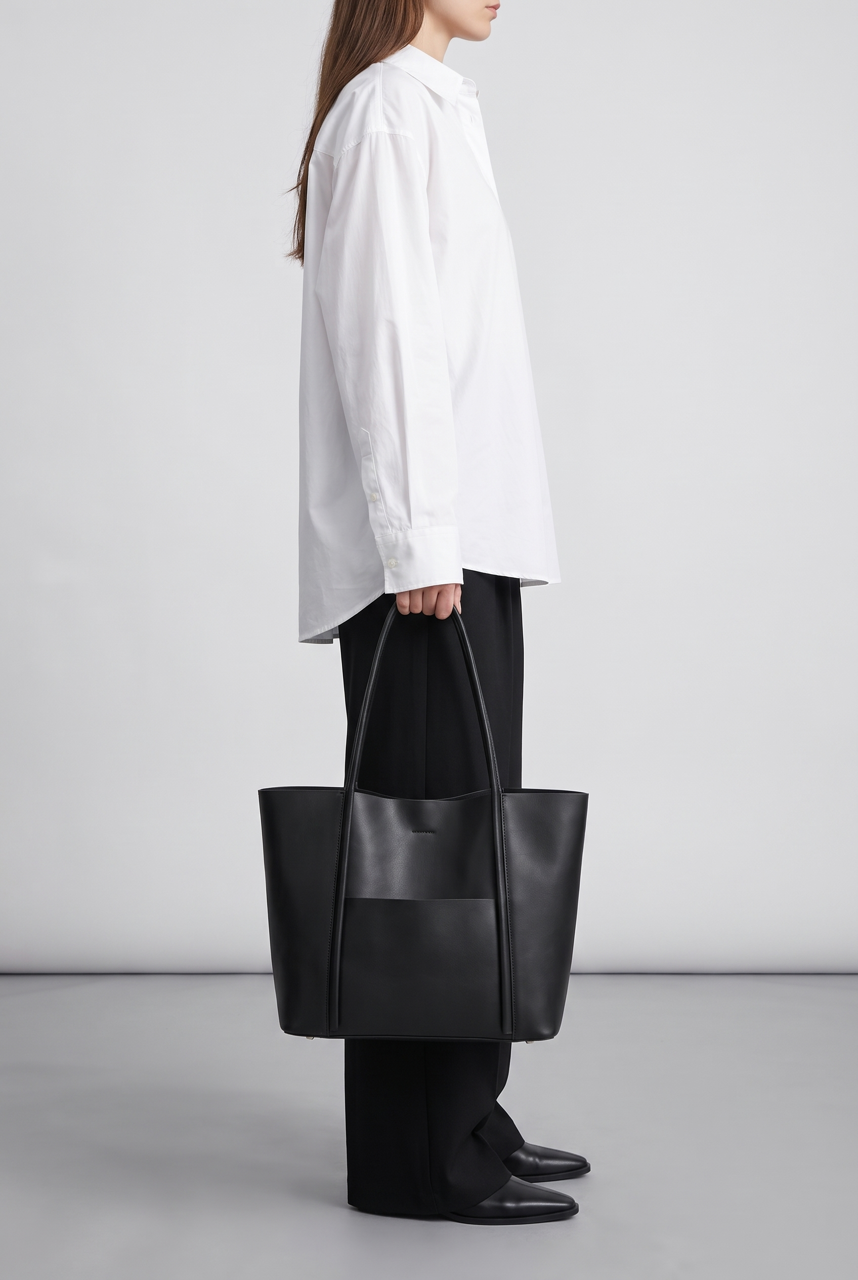 Sac CAMEO-L noir, porté à la main